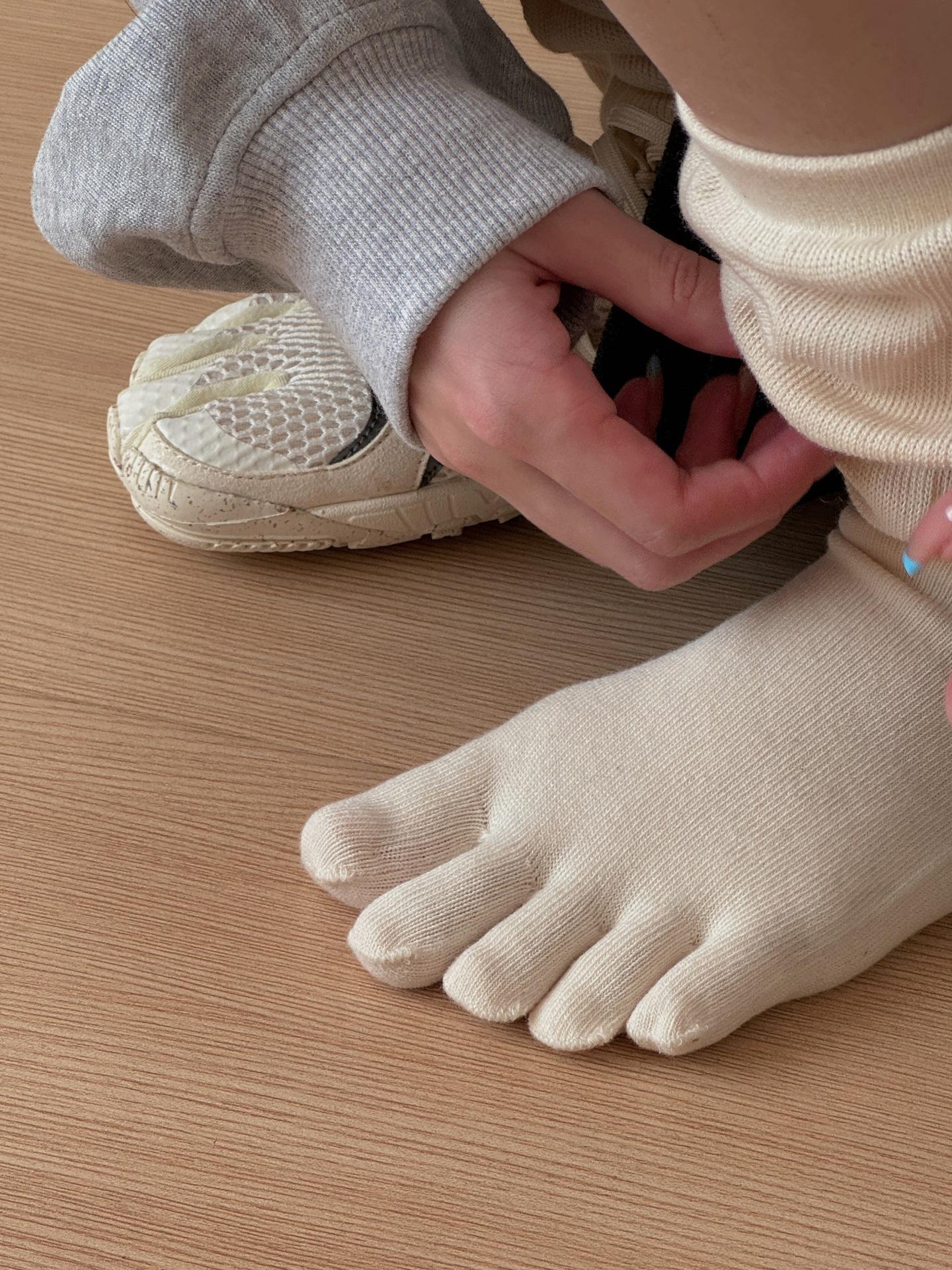 Five-toe ballet dance training, breathable and comfortable for barefoot use, with a split-toe design suitable for line dancing, comfortable ankle socks