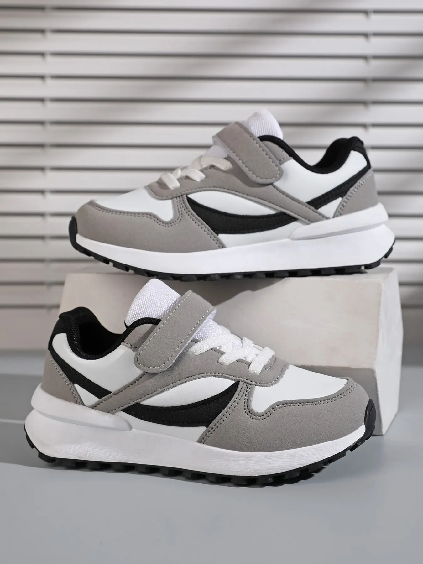 Unisex Kids Retro Sneakers, PU Leather Upper, Hook-And-Loop Fastener, Lightweight Non-Slip Outsole, Casual Walking Sports Shoes, Low Top Casual