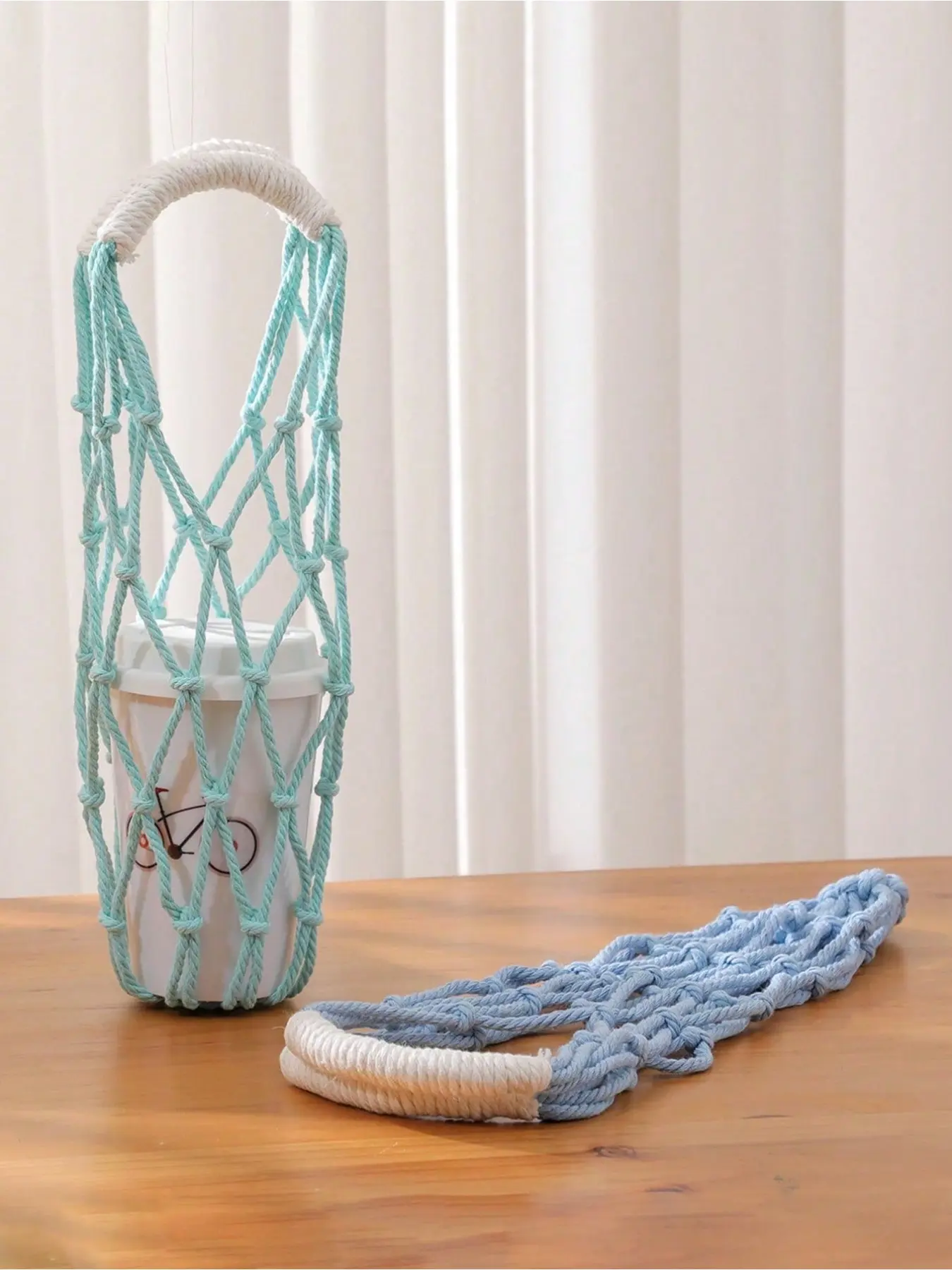Handwoven mesh water bottle bag with a handle, crochet water bottle bag, Bohemian-style mesh bag, handmade water bottle cover, lightweight and easy to carry, comfortable to hold, perfect for walking, exercising, or hiking.