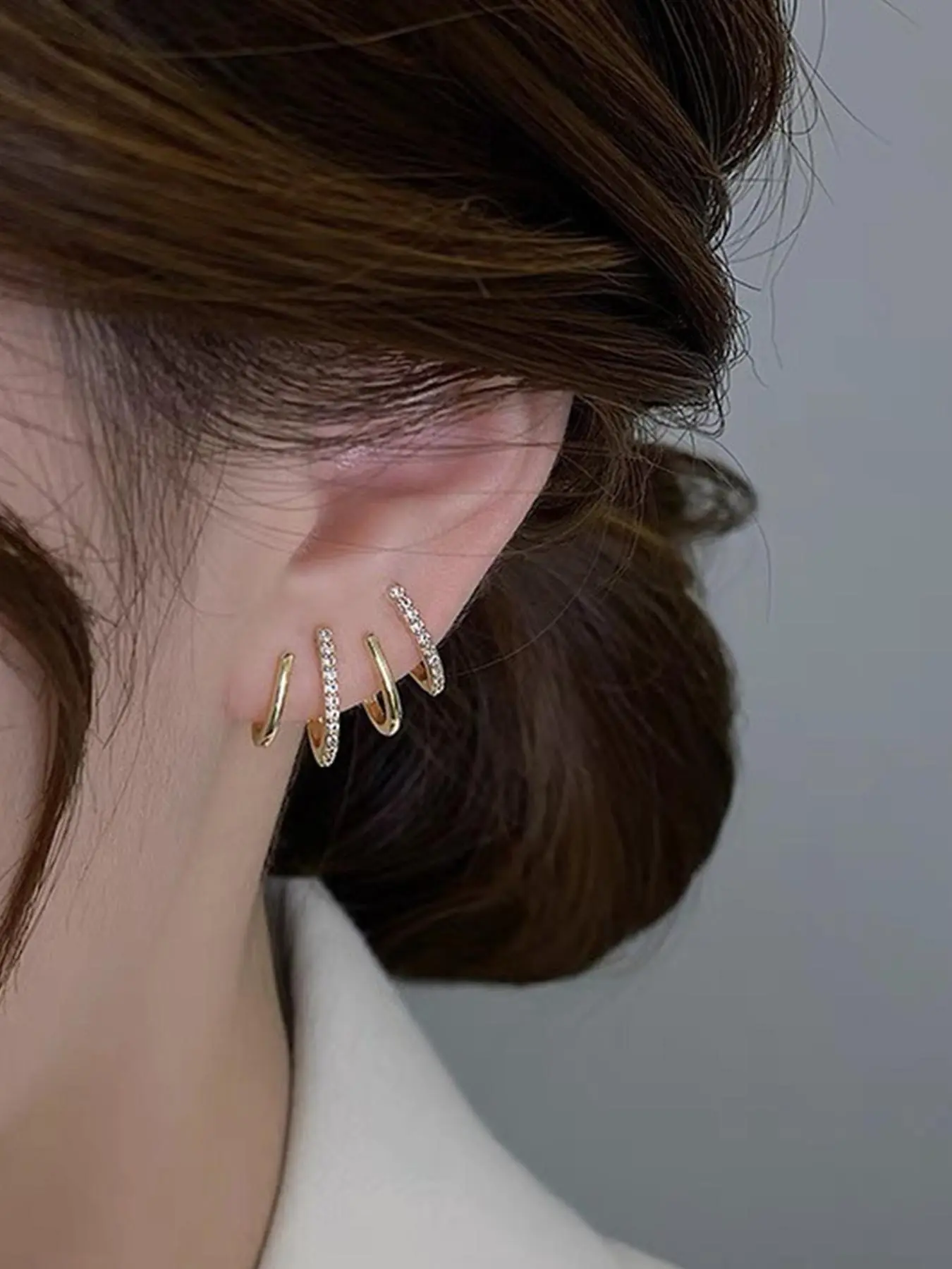 A pair of fashionable and elegant four claw diamond studded earrings are suitable for daily wear, vacation dates, and other occasions, and are also a surprising and exquisite small gift