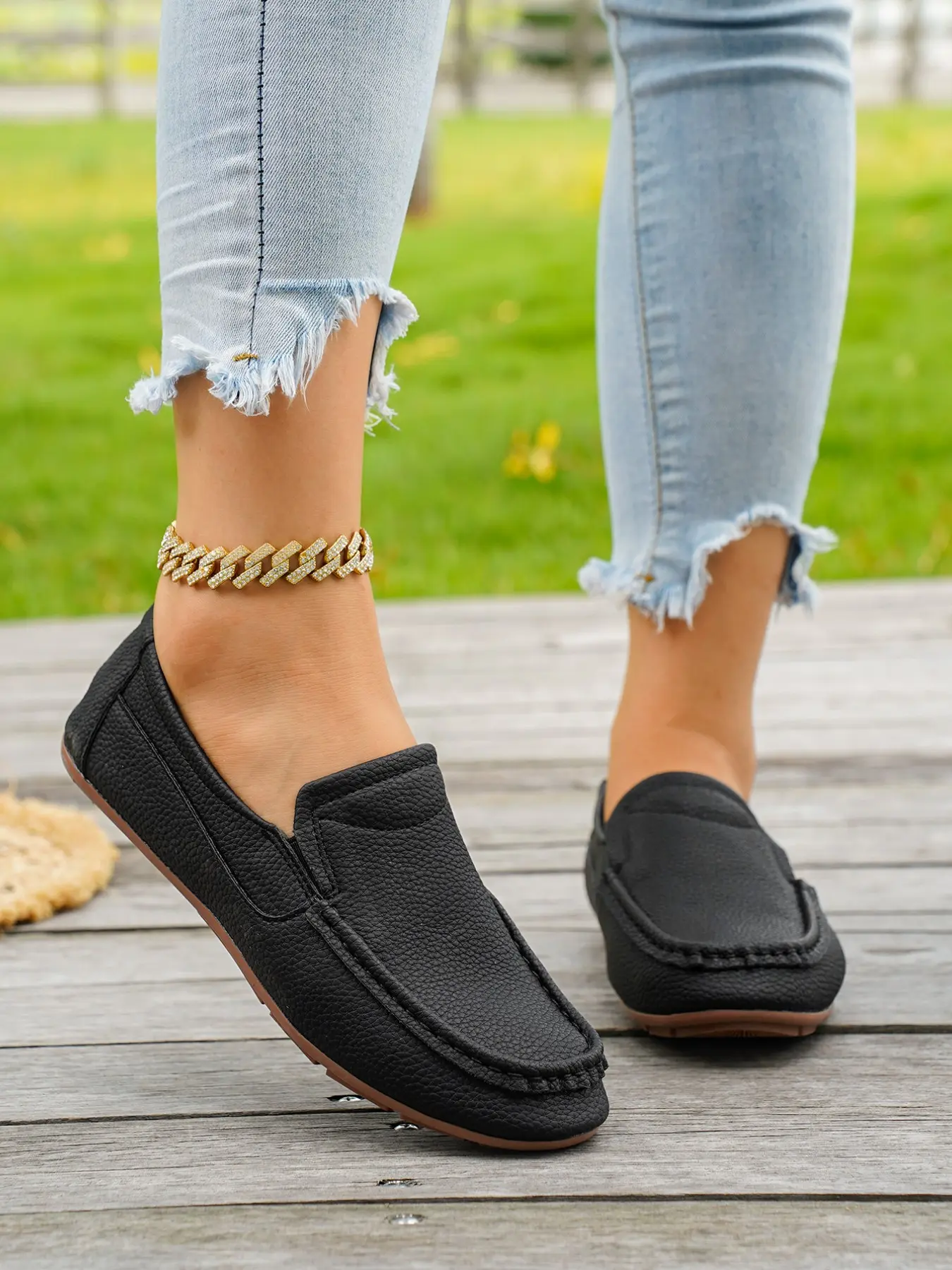 New European Style Women Slip-On Loafers, Soft Leather Breathable, Comfortable Flat Shoes for Moms, Anti-Slip Durable Lightweight Casual Shoes