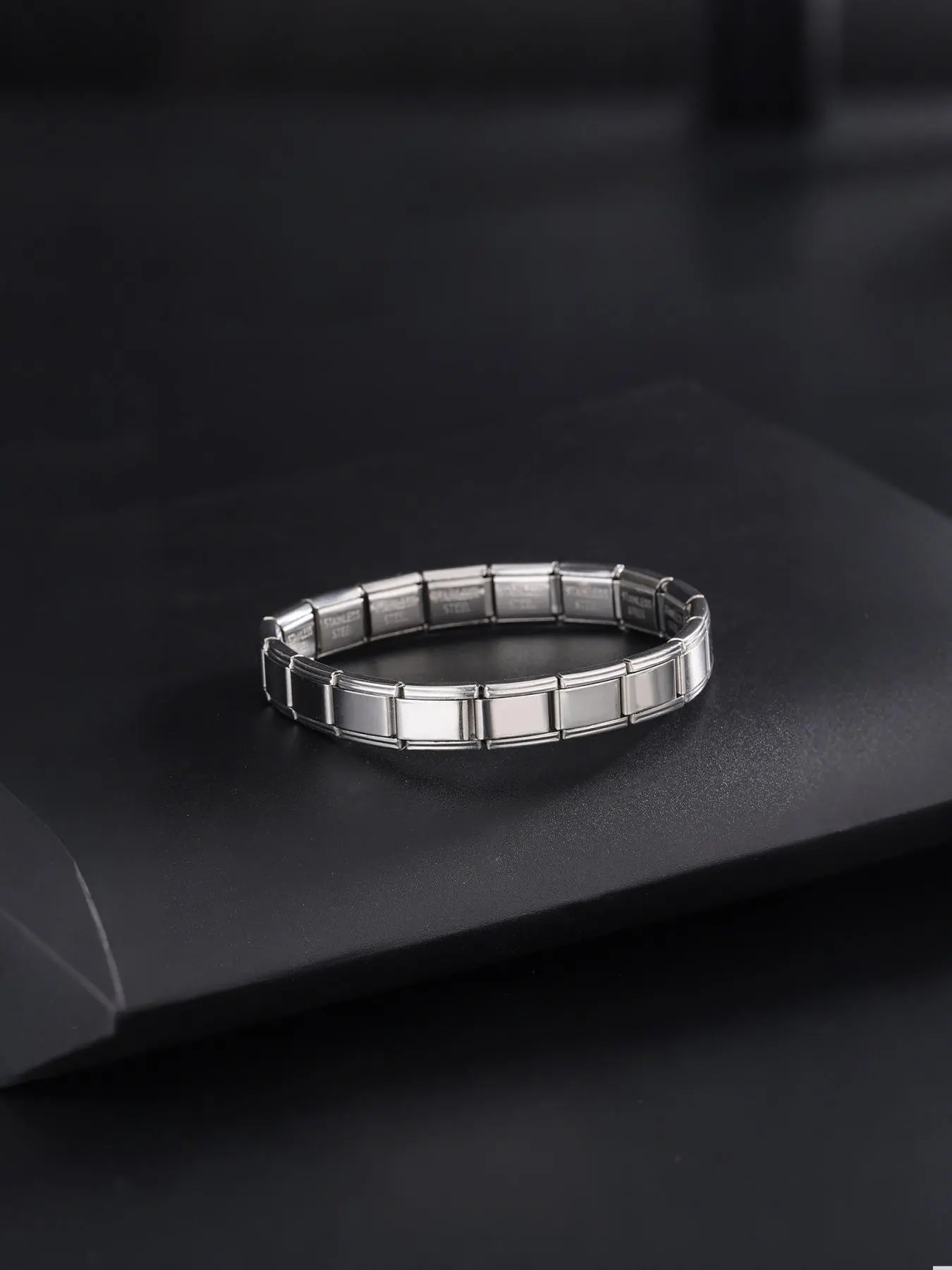 A fashionable modular block splicing bracelet, suitable for daily wear, vacation and dating occasions, and also a surprising and exquisite small gift