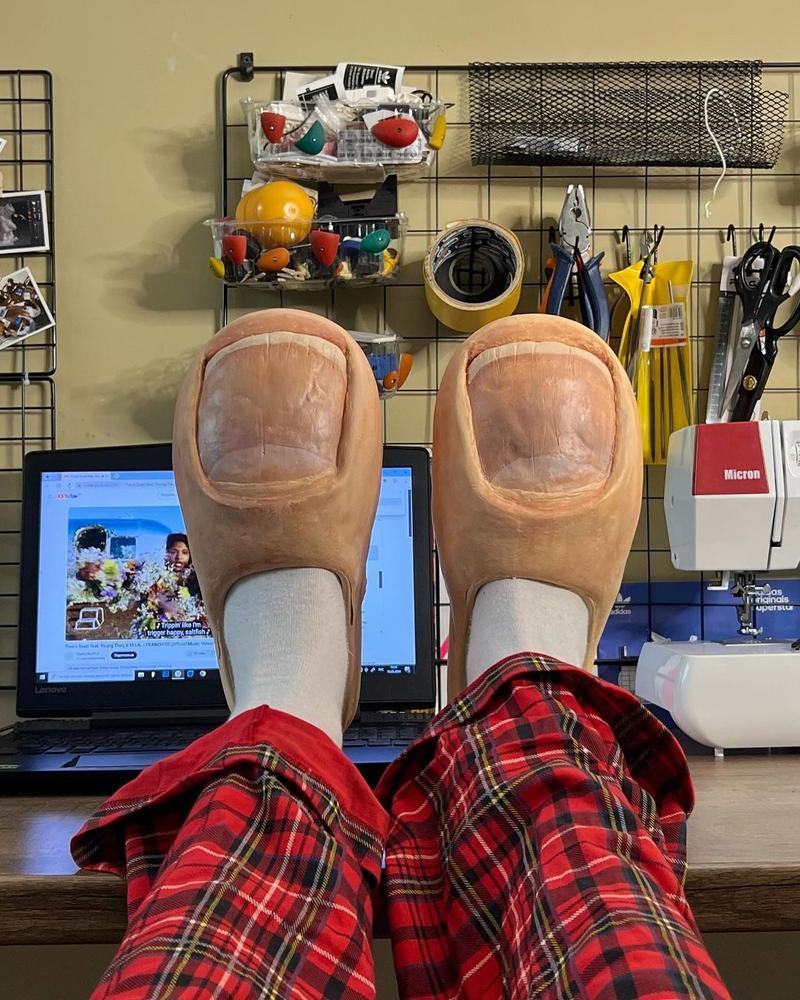Funny Big Toe Slippers Quirky Fun Prank Bizarre Design Fun Prank Valentine’s Day Gift Cozy Indoor Slippers for Men and Women Funny Big Toe Slippers Quirky Fun Prank Bizarre Design Fun Prank Valentine’s Day Gift Cozy Indoor Slippers for Men and Women