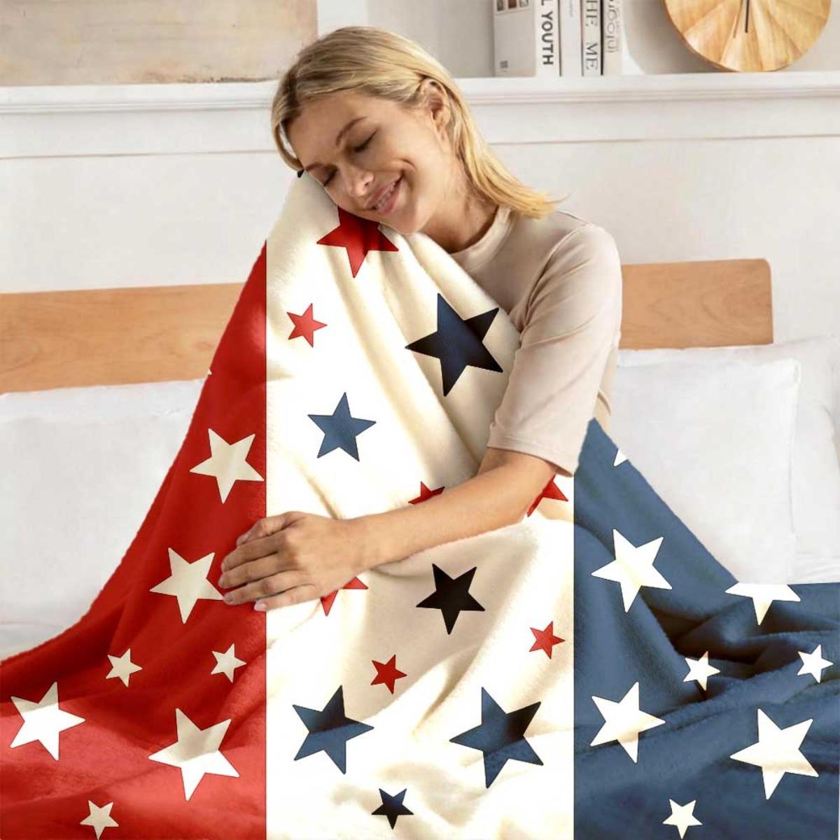 1pc A Patriotic Fleece Blanket Featuring The American Flag with A Star-Spangled Design in Red, White, and Blue. It'S A Soft and Cozy Throw Suitable for Decorating Your Living Room or Bedroom
