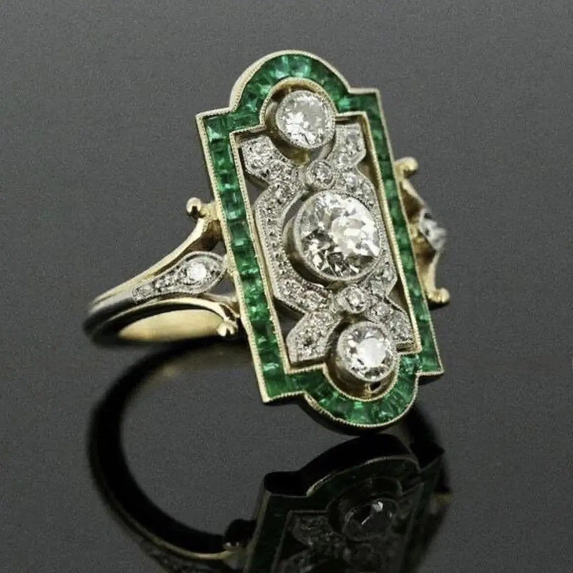 Chic Round Jade Gemstone Ring with a Zircon Halo, Luxury Statement Cocktail Ring for Women, Perfect for Parties & Weddings, Bezel
