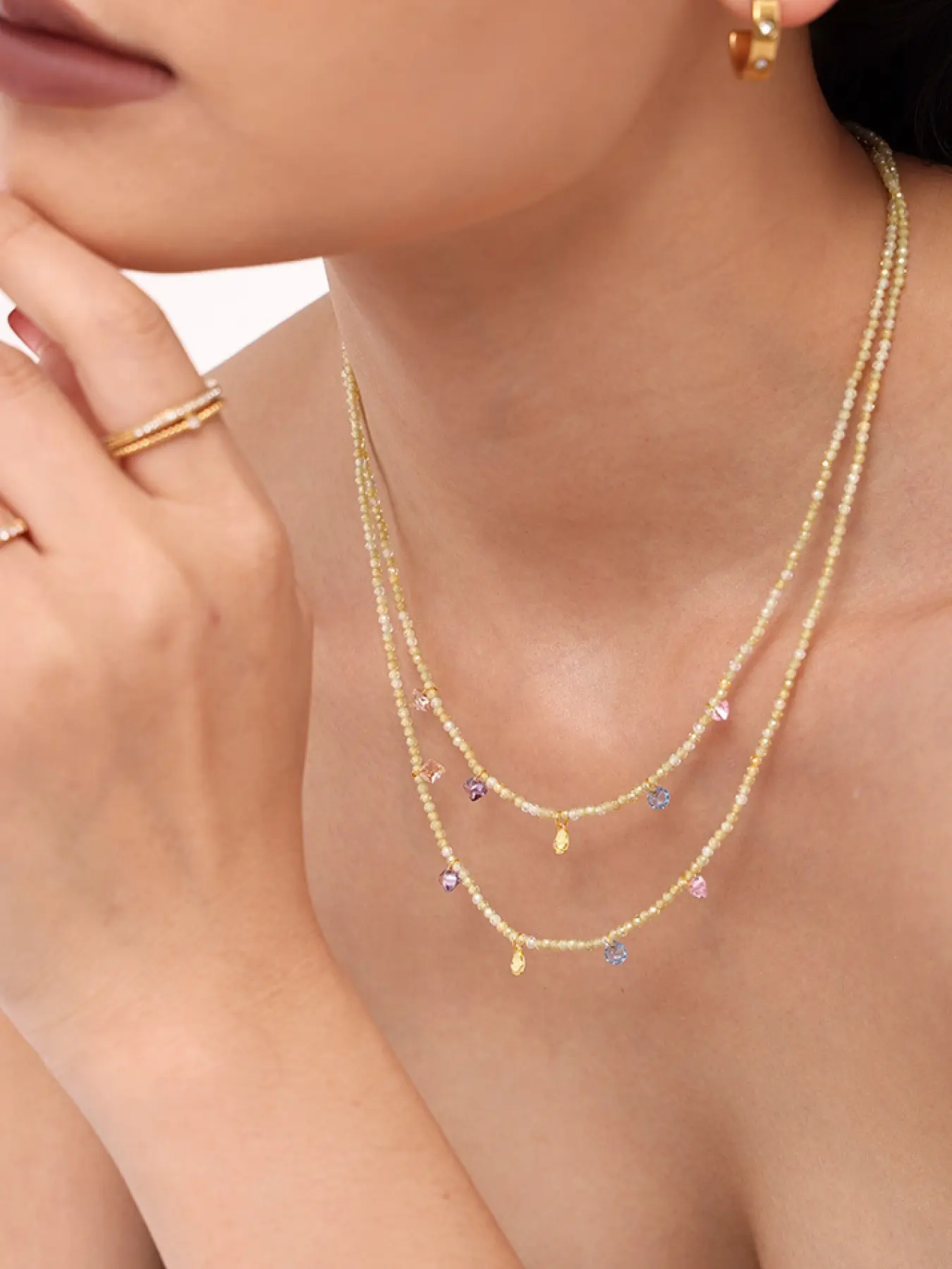 A light yellow natural stone bead necklace paired with a multi-color gemstone pendant necklace, with a gentle and fresh design and dynamic details, suitable for various scenarios such as daily commuting, date travel, and light gatherings.