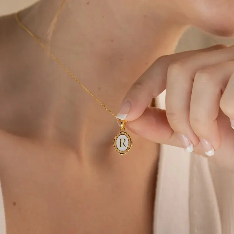 26-letter pendant necklace, oval oil-drip initial necklace, elegant and sophisticated necklace