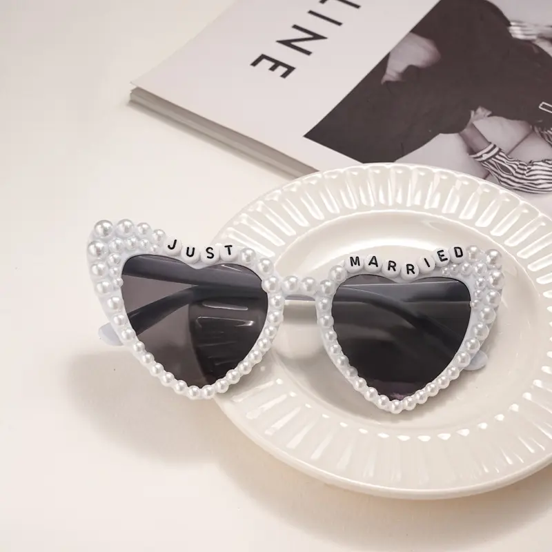 XUH Newlywed Just Married Heart Shaped Sunglasses, Full Pearl Trim White Frame with Letter Bead Decor UV400 Protection, Romantic Photo Prop Eyewear for Wedding Ceremony, Honeymoon Travel, Wedding Reception, Couple Photoshoot & Wedding Party Decor