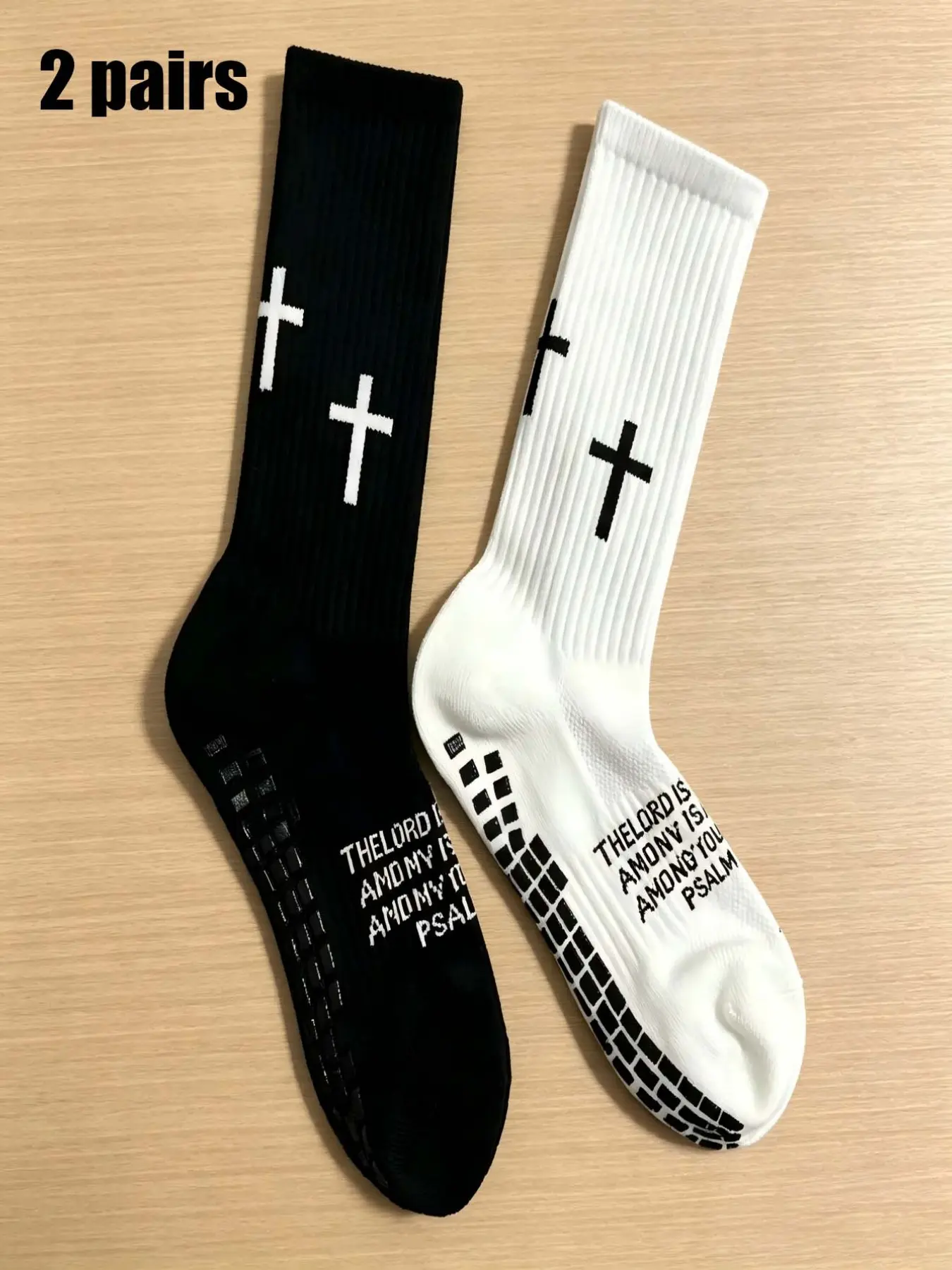 2 Pairs Men's Crew Socks, Cross Print Design, Breathable, Sweat-Wicking, Non-Slip, Grip Sports Socks, High Elasticity, Sports Athletic Socks, Workout Socks, Suitable for Sports & Daily Wear