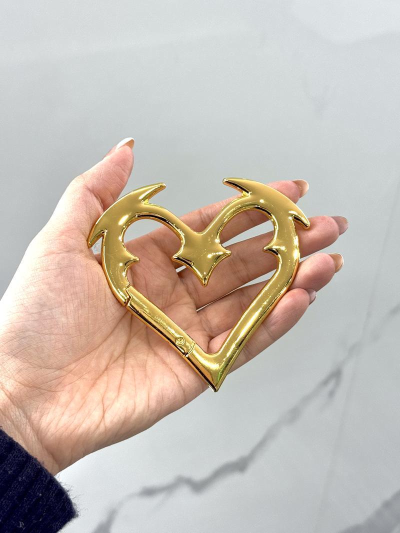 Gothic Heart Carabiner Keychain Heavy Duty Zinc Alloy  Fashionable & Bold Design Durable Clip for Keys & Bags Perfect Statement Accessory for Unique Personal Style