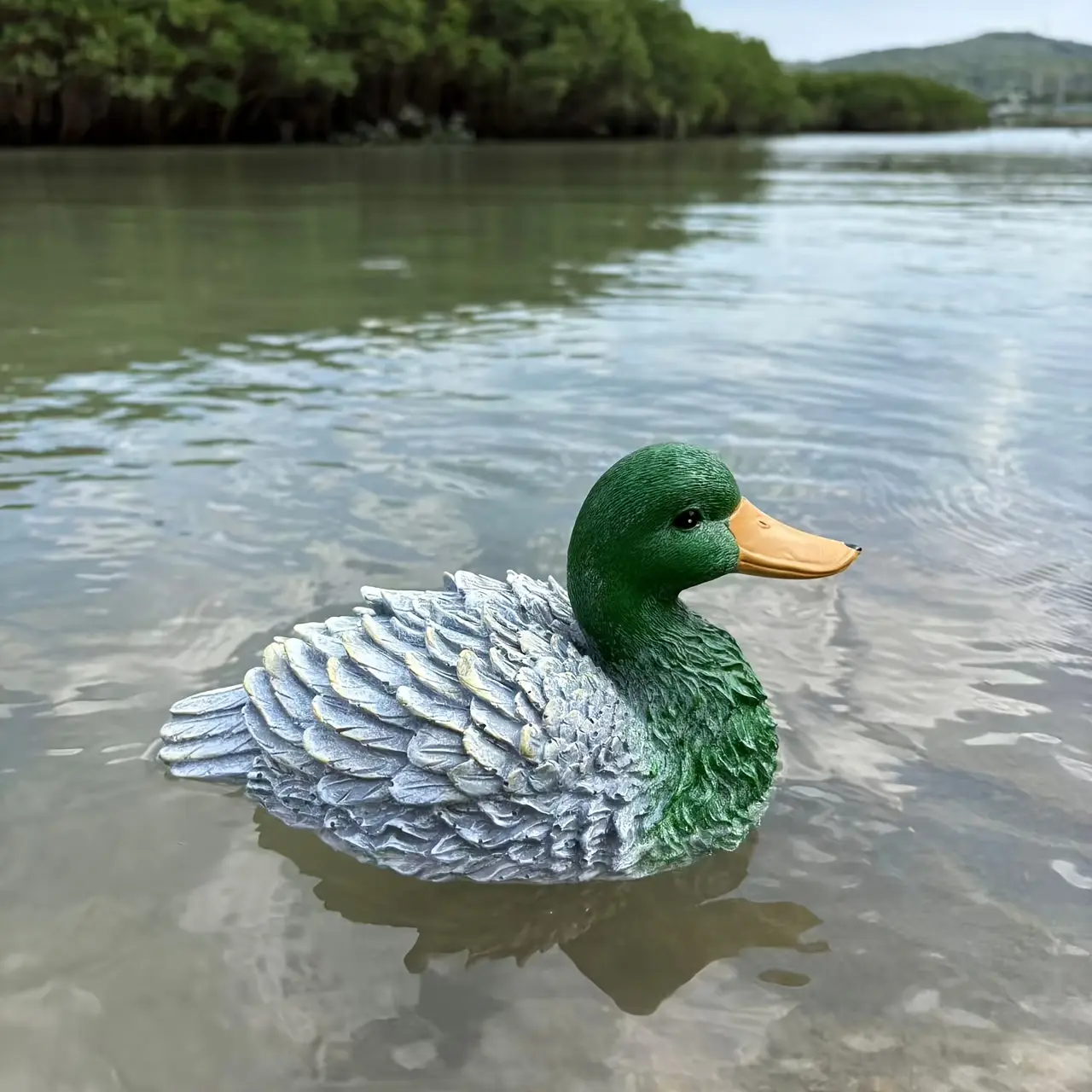 Aobtkel1pc The Floating Greenhead Duck is a decorative item that can float on water. It’s a lifelike duck statue decoration, suitable for placement in homes, outdoor gardens, courtyards, swimming pools, and aquariums. A lively and entertaining gift or pre