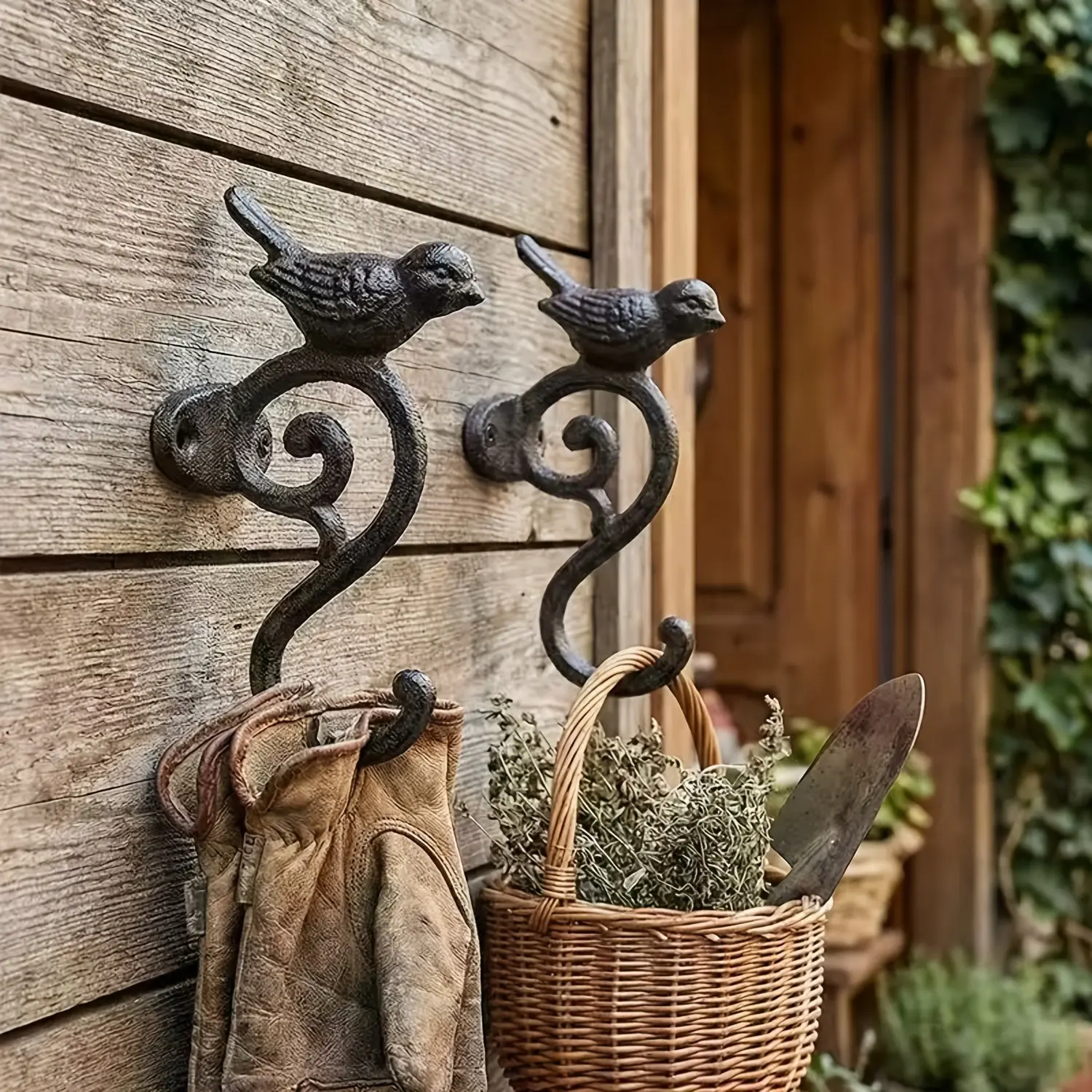 2 Pcs Cast Iron S-Shaped Bird Hook, Heavy-Duty Retro Wall Hook, Used for Hanging Coats, Bags, Keys, Country-Style Garden Decor, Outdoor Courtyard Fence Decoration, Unique Housewarming/Easter Gift for Mom And Dad, Multifunctional Hook