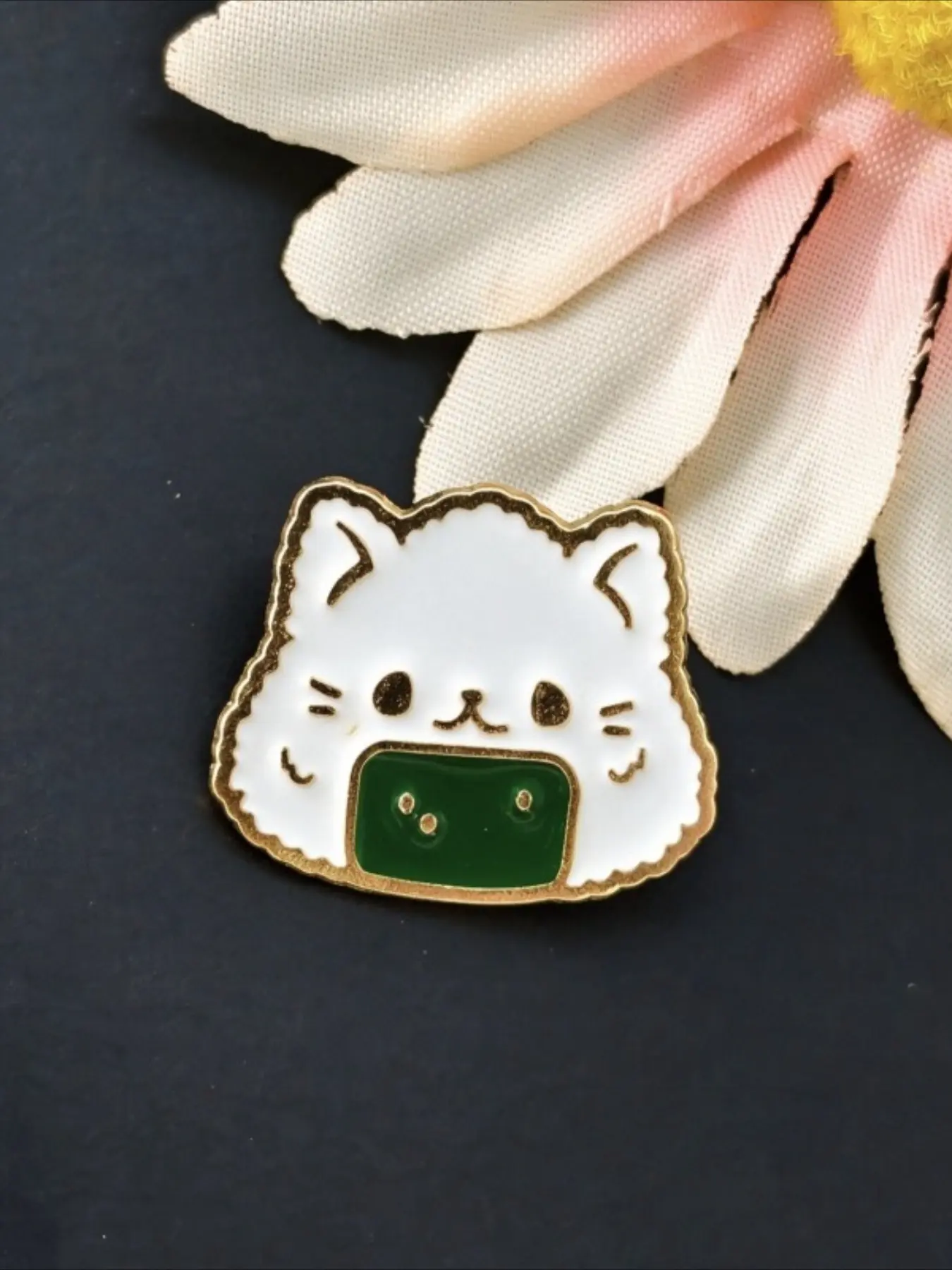 Kawaii White Cat Onigiri Enamel Pin, Cartoon Cat Holding Rice Ball Sushi Animal Lapel Badge for Jacket Backpack, Lovely Gift For Cat Lovers Anime Fans