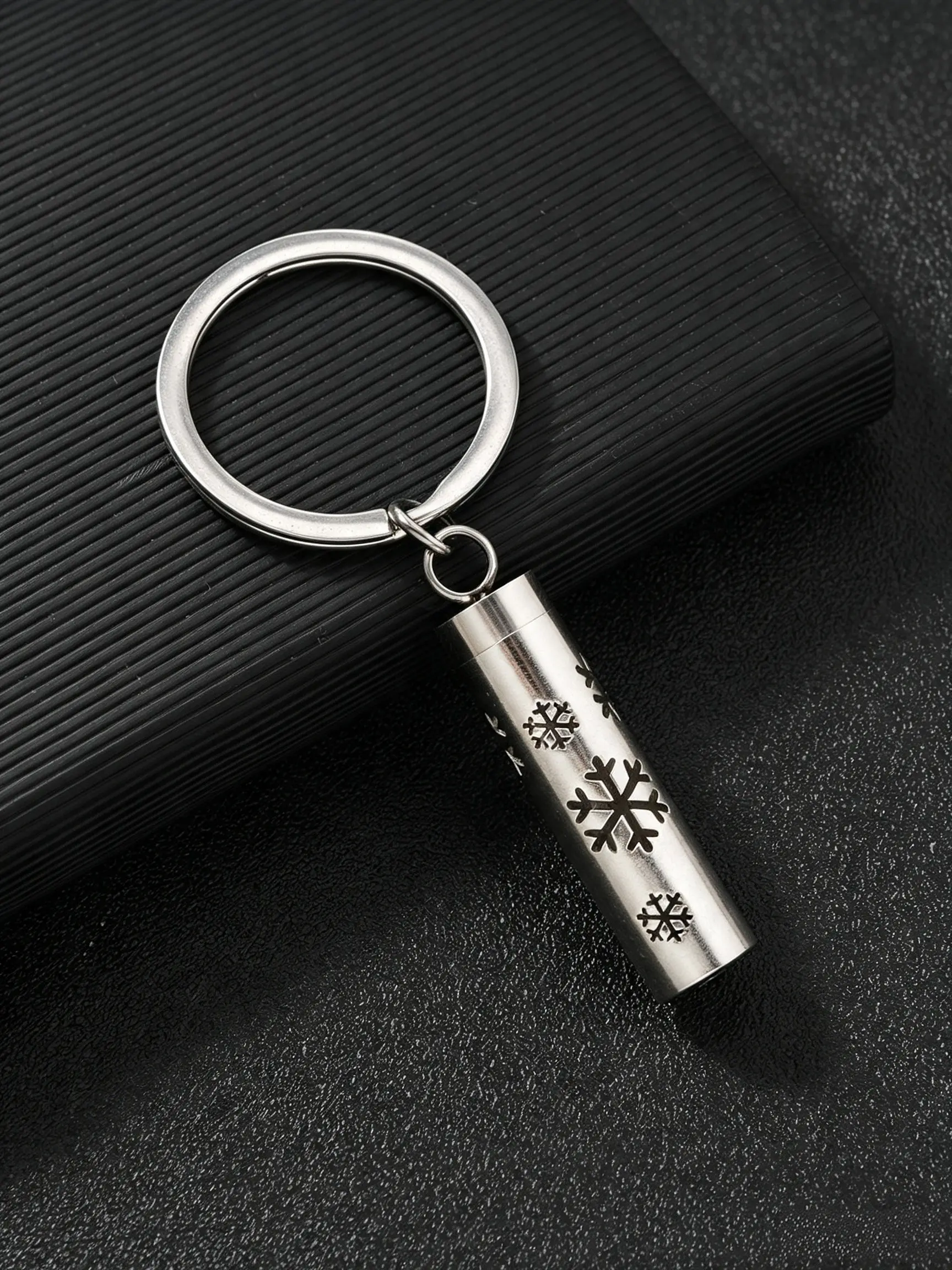 Portable Stainless Steel Perfume Diffuser Keychain Fashion Perfume Bottle Pendant, Come With Replaceable Cotton Pads, Anti-fade Fragrance Accessory, Mosquito Repellent Aroma Charm, Nice Gift For Best Friends Men Women