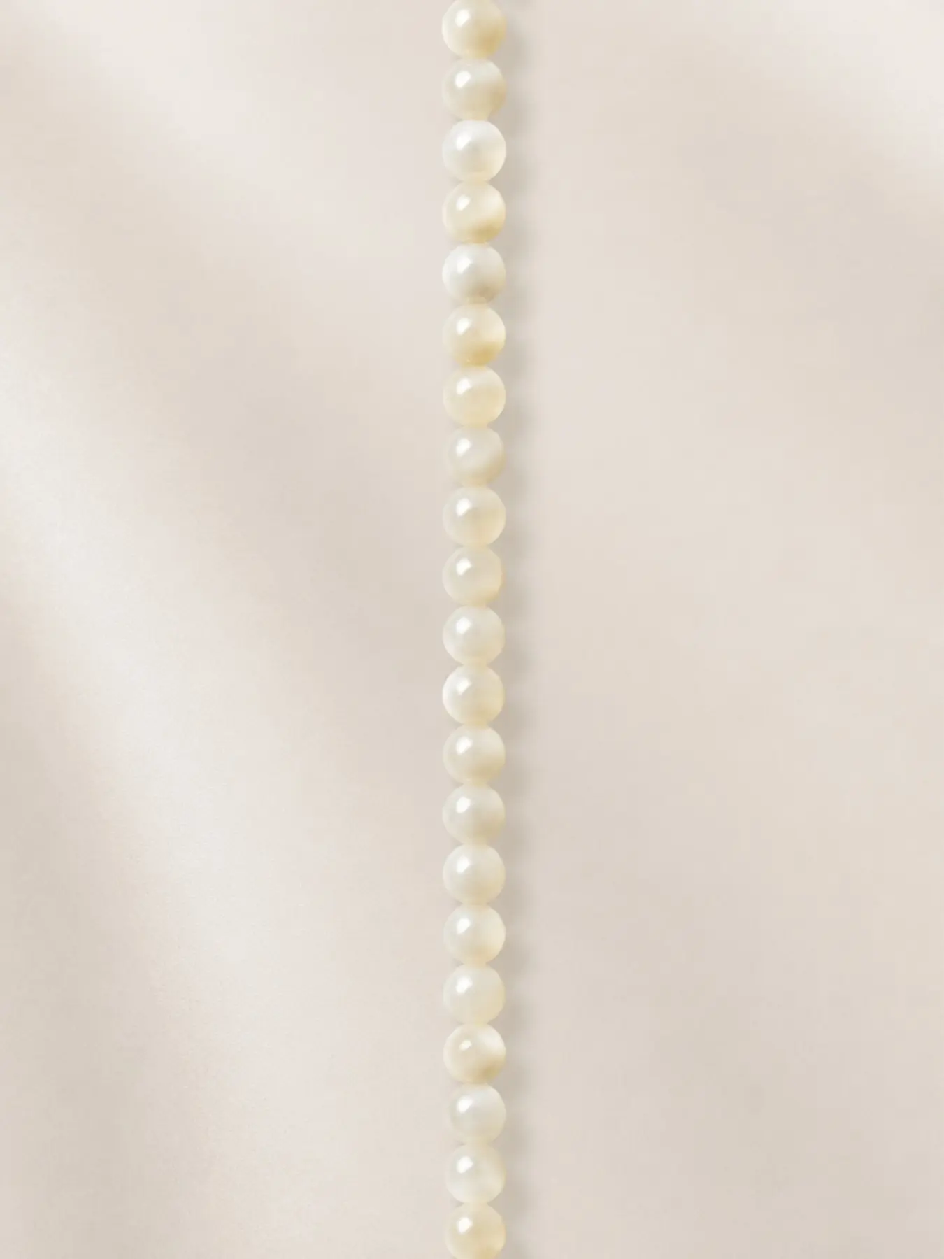 About 95natural white pearls, 4mm each, high luster, round gemstone pearls, Pearls for crafting, perfect for DIY necklaces, bracelets, earrings, and other jewelry. A perfect holiday gift for family, loved ones, and friends
