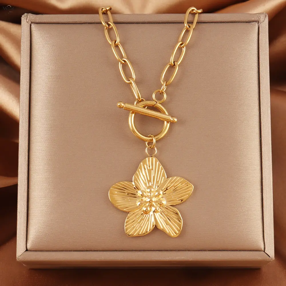 Women's Silver-Gold Flower Pendant Necklace with Toggle Chain - Lightweight Boho Costume Jewelry, Chain Jewelry Necklaces for Daily Wear & Special Occasions, Elegant Versatile Gift Accessory