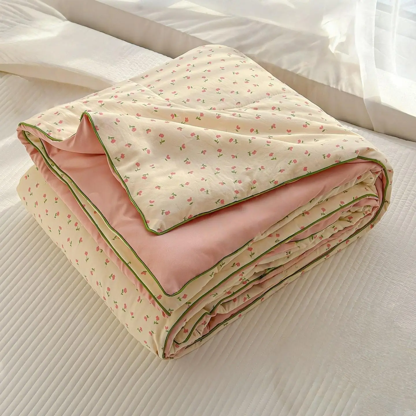 Pink tulip print summer thin quilt, Printed Quilts, soft and skin friendly air conditioning quilt, Air Conditioned Quilt, summer cool quilt, suitable for summer bedroom, office, bed, living room, and home leisure use as a thin quilt