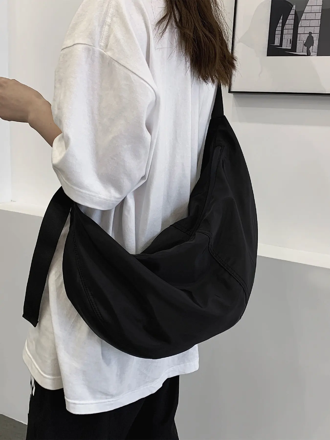 Lightweight and versatile, with a large capacity waterproof fabric design, dumpling dumplings can be carried on one shoulder or diagonally, suitable for daily commuting and going out