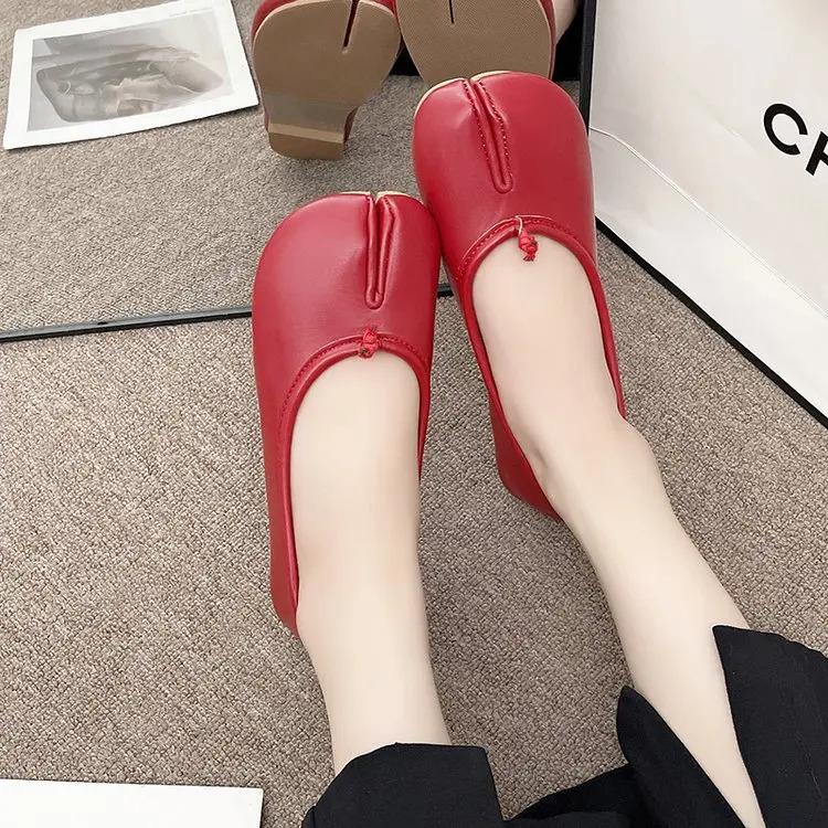 Retro Split Toe Horseshoe Flats 2026 New Arrival Women Casual Ballet Shoes Black Silver Red Brown