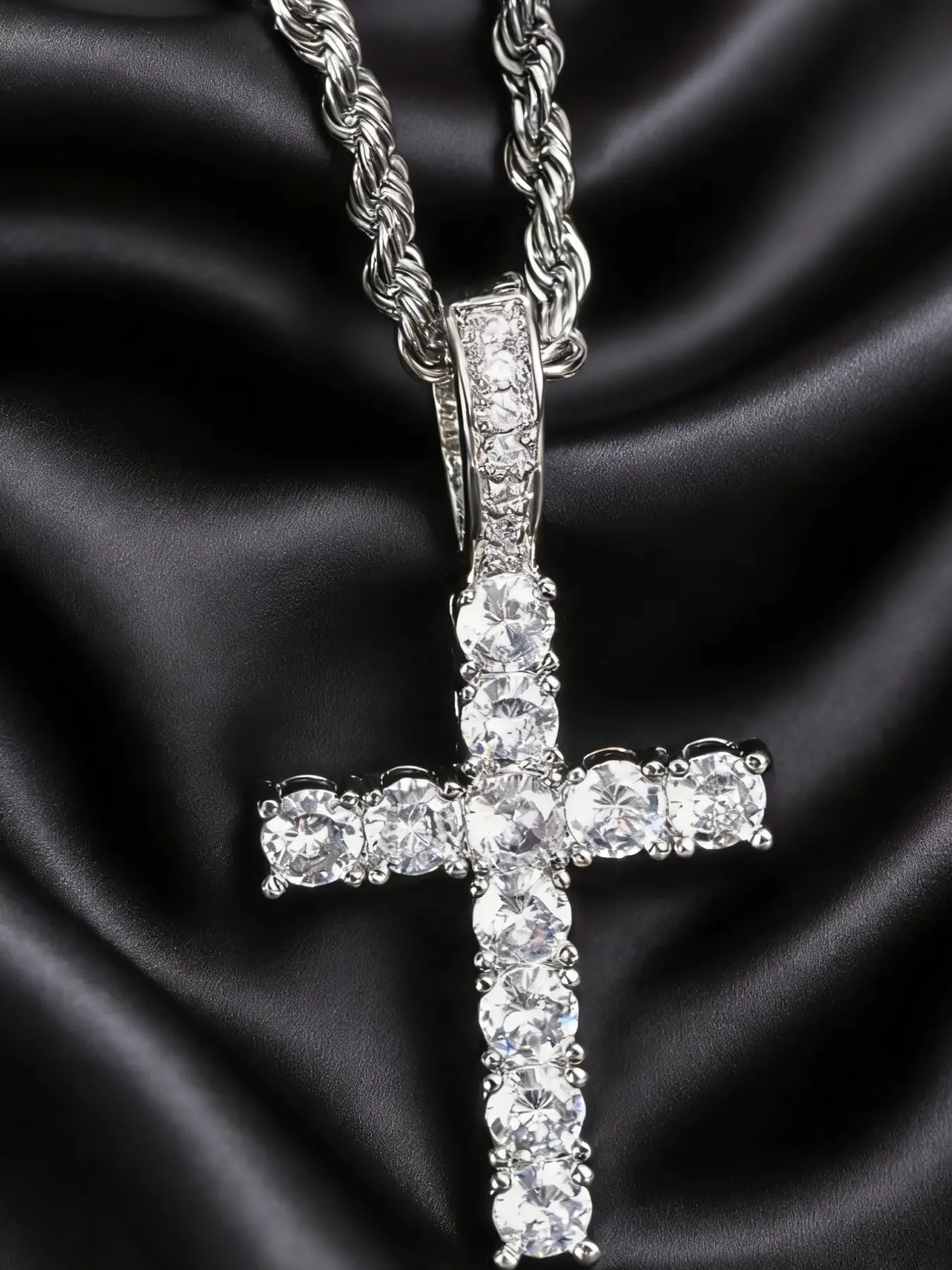 Cross micro set zircon Fried Dough Twists chain necklace is suitable for daily wear, holiday dating and other occasions, and it is also a small surprise gift