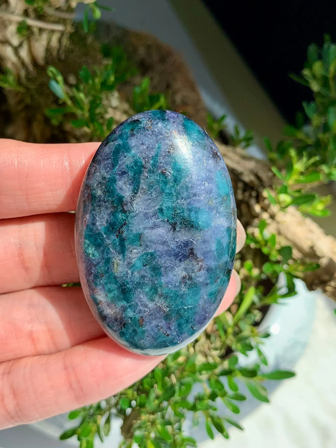 1pc iolite palm stone, crystal decor, suitable for home, office, or holiday gifts, graduation gifts, Mother's Day, New Year's, and Easter gifts.