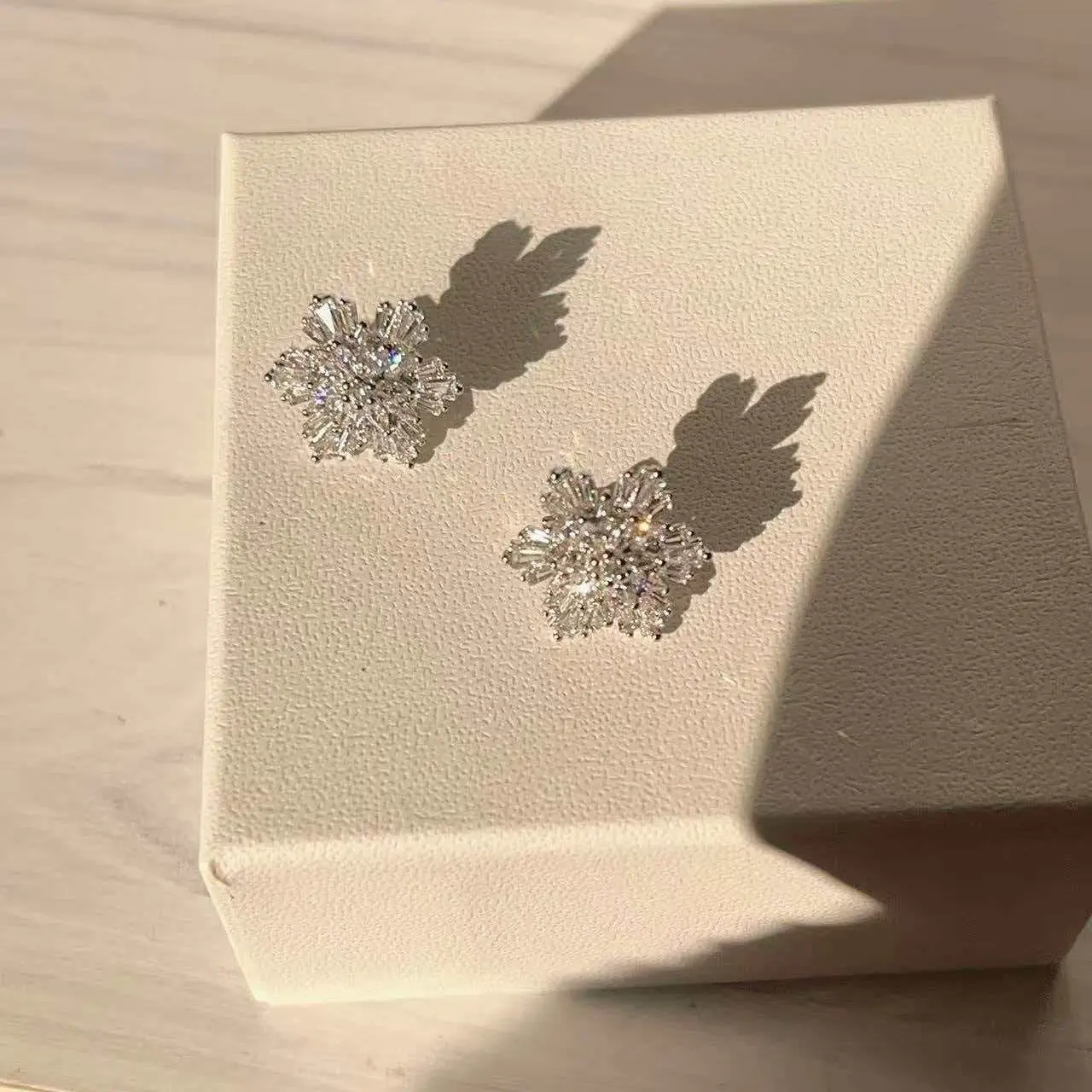 2‑in‑1 Design: Combine wireless earphones with delicate Crystal Design earrings, wear as stylish jewelry while enjoying music Earbud Accessory