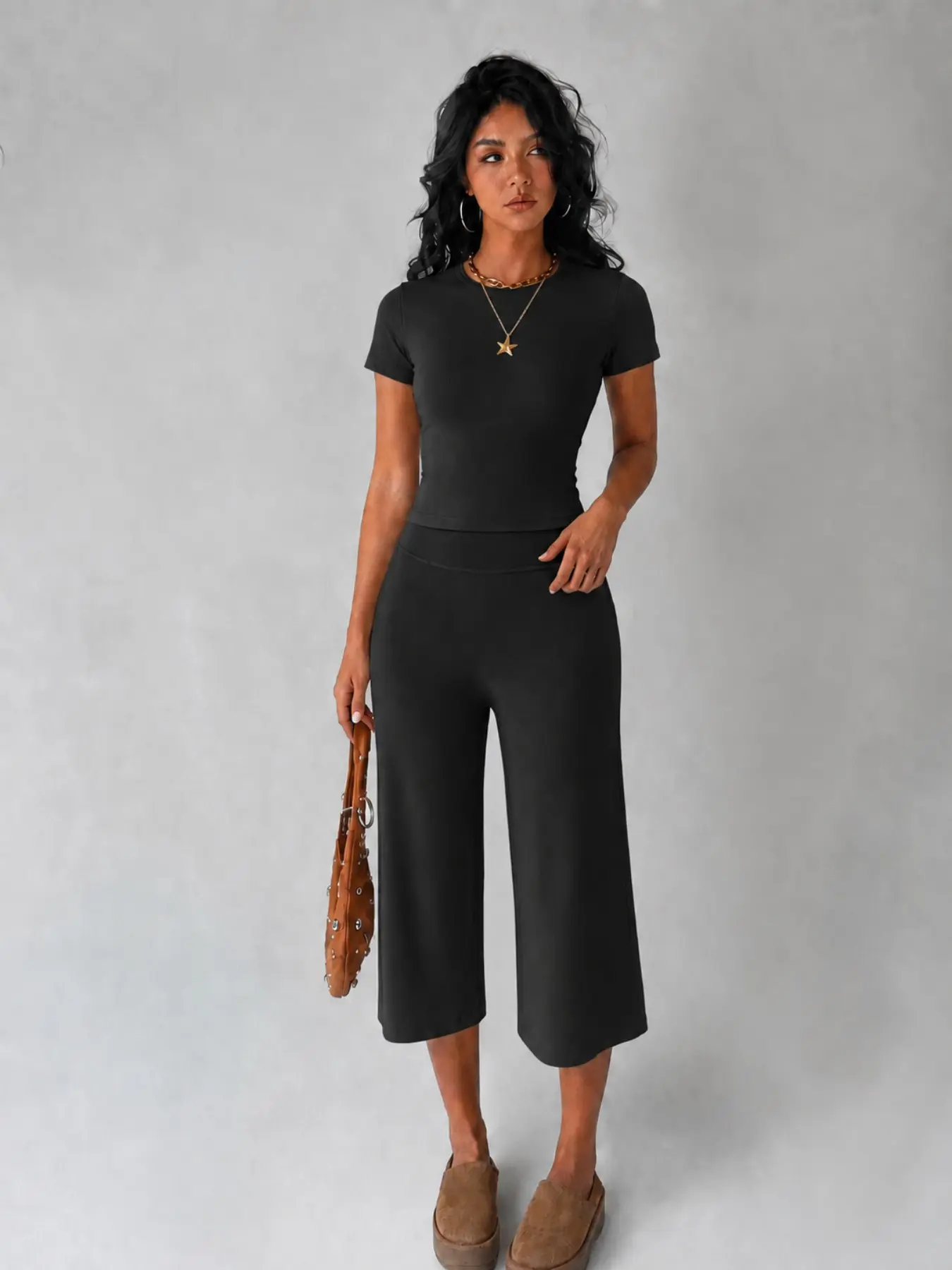 Women's 2-Piece Sports Set, Round Neck Short Sleeve T-Shirt and High Waist Capri Pants, Casual Fitted Clothing for All Seasons