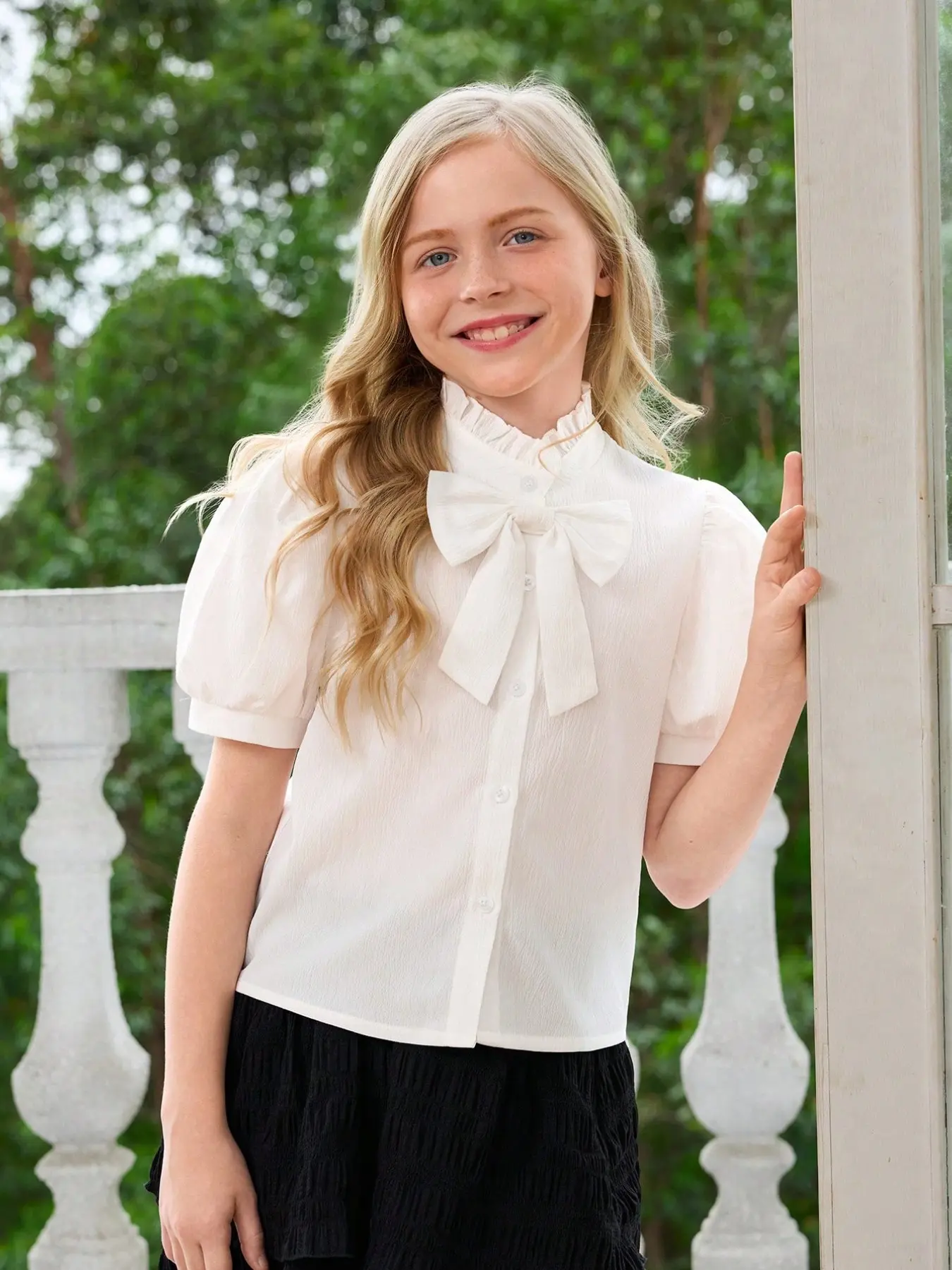Girls' Summer Casual Butterfly Knot Decorated Stand Collar Bubble Short Sleeve Button Front Shirt, Trendy Kids Fashion Top, Bubble Sleeves, Summer Outings