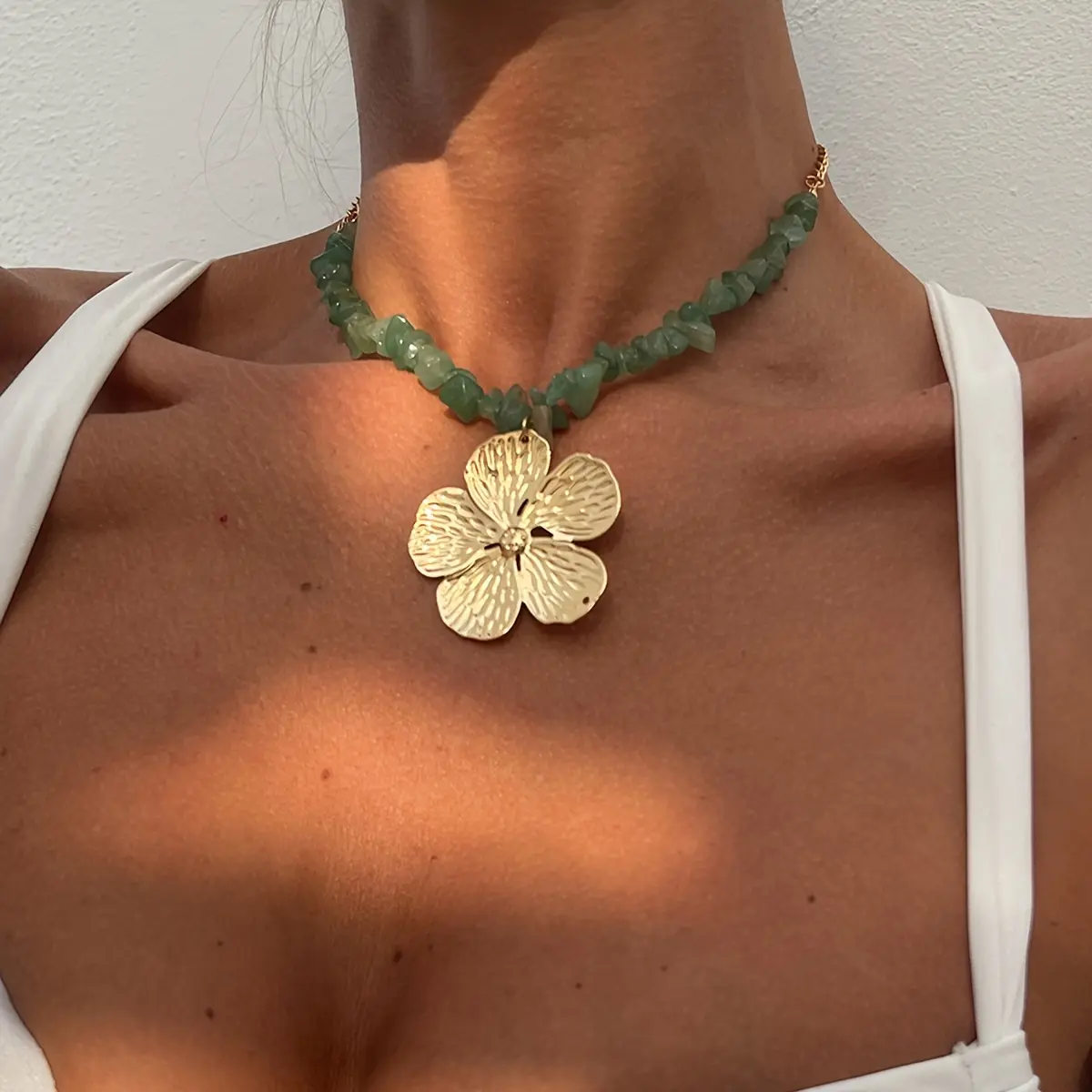 1 piece of fresh mambo-toned mint vanilla necklace with a French cool vibe, featuring crushed stone and metal flower pendants – a gift for Western women, suitable for parties, holidays, and everyday wear