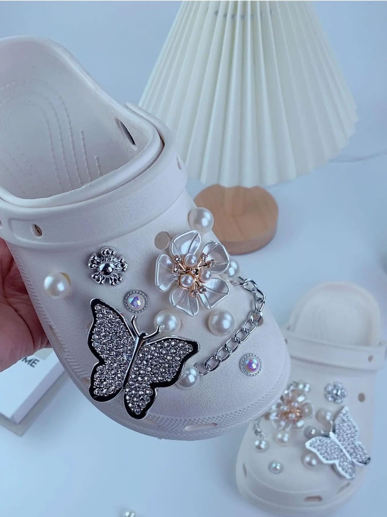 Cute High-End Trendy Shoe Accessories Set, DIY Detachable Pearl Butterfly Decorations, Plain Style for All Seasons