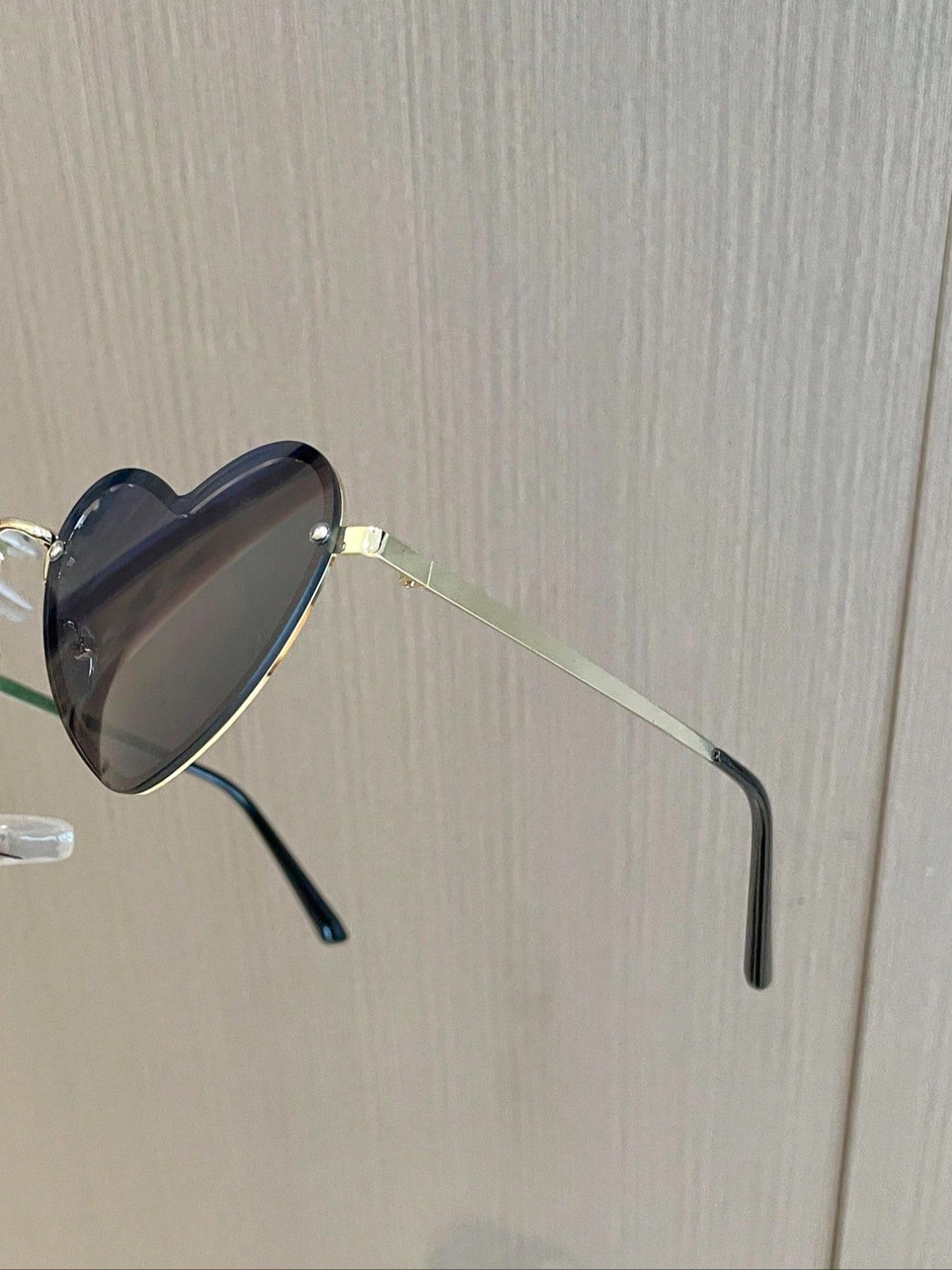 Women's Elegant Heart Shaped Sunglasses, Trendy Styling Fashionable Sunglasses for Everyday Use, Trendy Beach Eyewear, Fashion Accessories for Outdoor Activities, Trendy Casual Sunglasses