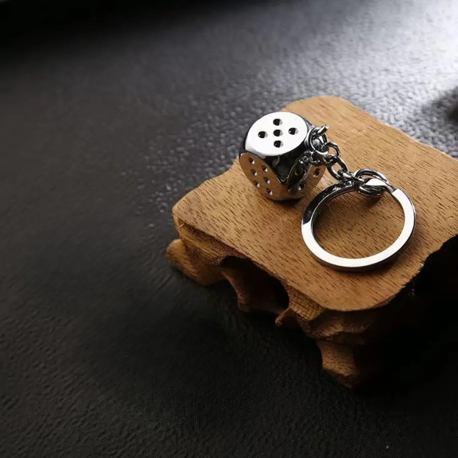 1pc Unique Design Metal Dice Keychain - Fashion Compact Keychain Accessory Gift for Men, Keychains, Compact Keychains