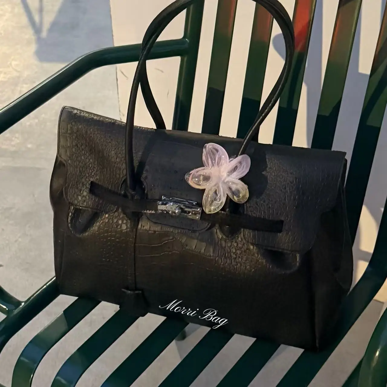Transparent plastic unit (TPU) crocodile-patterned jelly bag.It is a perfect bag for women's daily commute, with a large capacity, easy to carry, featuring a modern trendy design, and is waterproof.