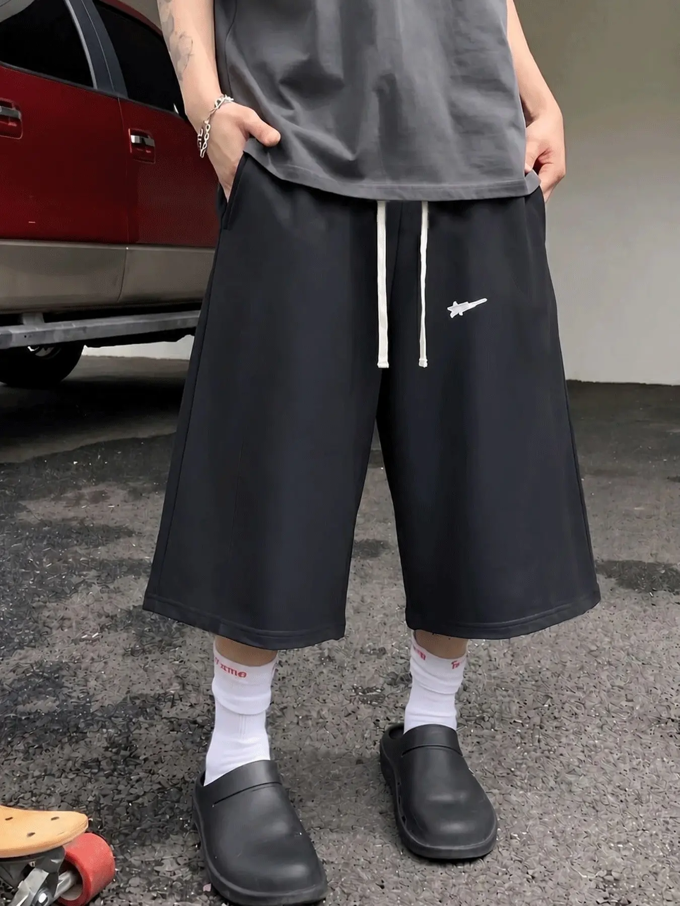 2026 New Men's Minimalist Y2K Streetwear Cropped Shorts, Black Oversized Wide Leg 7/8 Length Jogger Shorts with Tiny Rocket Star Chest Print, Drawstring Casual Capri Pants for Young Men