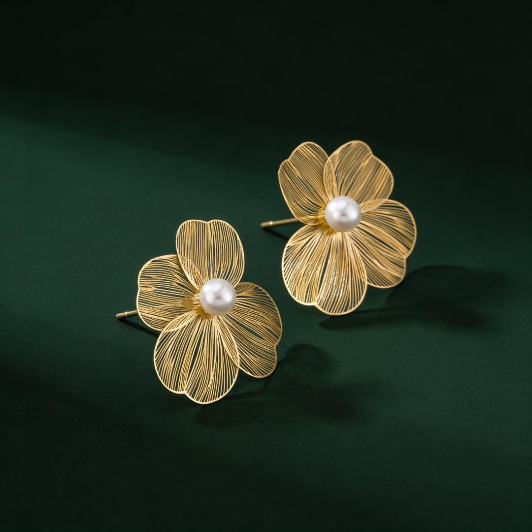 European and American cross-border high-end metal hollow flower pearl earrings, elegant vintage exquisite high-end earrings