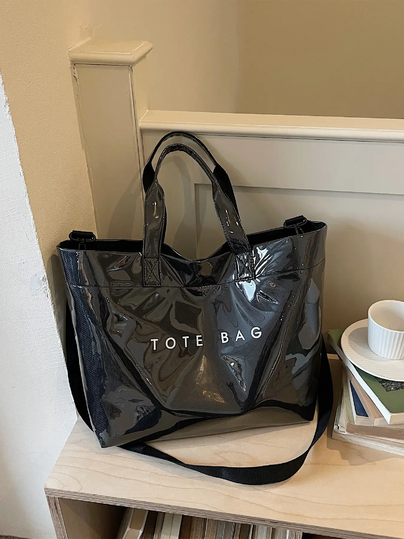 High-quality textured large-capacity PVC lettering tote bag, suitable for carrying by hand, over the shoulder, or across the body for daily outings, work, and commuting