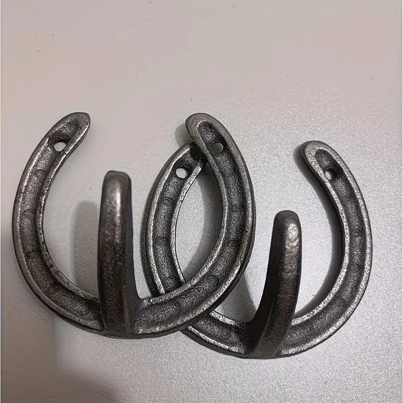 Set of 2 Rustic Cast Iron Horse Shoe Hooks, Wall-Mounted Outdoor Hooks for Garden, Home Decor, Hunting, Gaming, Easy Install, Metal Material