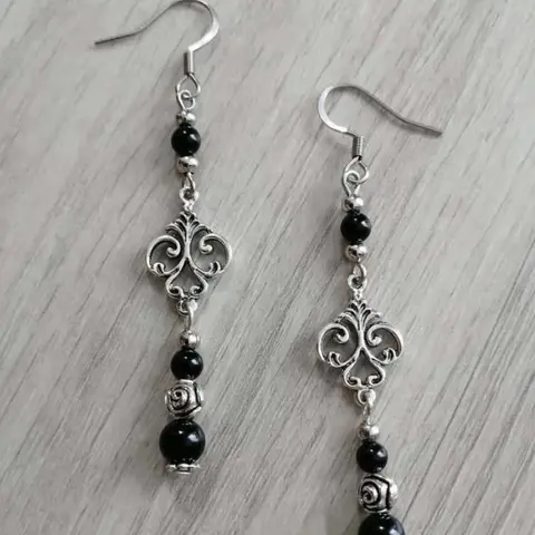 1 Pair Gothic Victorian Black Agate Natural Stone Beaded Hollowed-out Auspicious Cloud Pendant Gothic Earrings for Women Halloween Charm Witch Jewelry Hollow Design Fashion