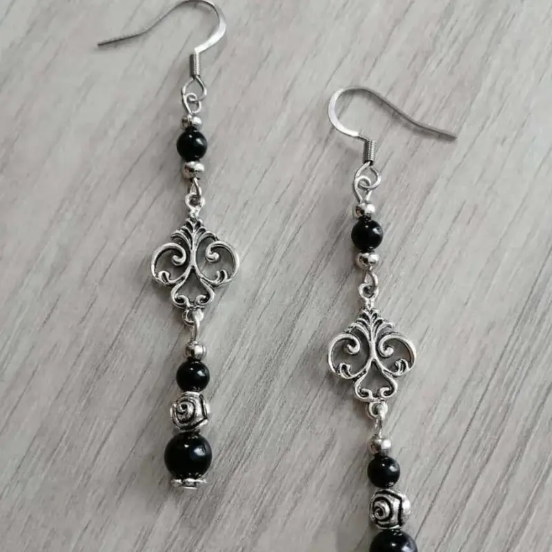1 Pair Gothic Victorian Black Agate Natural Stone Beaded Hollowed-out Auspicious Cloud Pendant Gothic Earrings for Women Halloween Charm Witch Jewelry Hollow Design Fashion