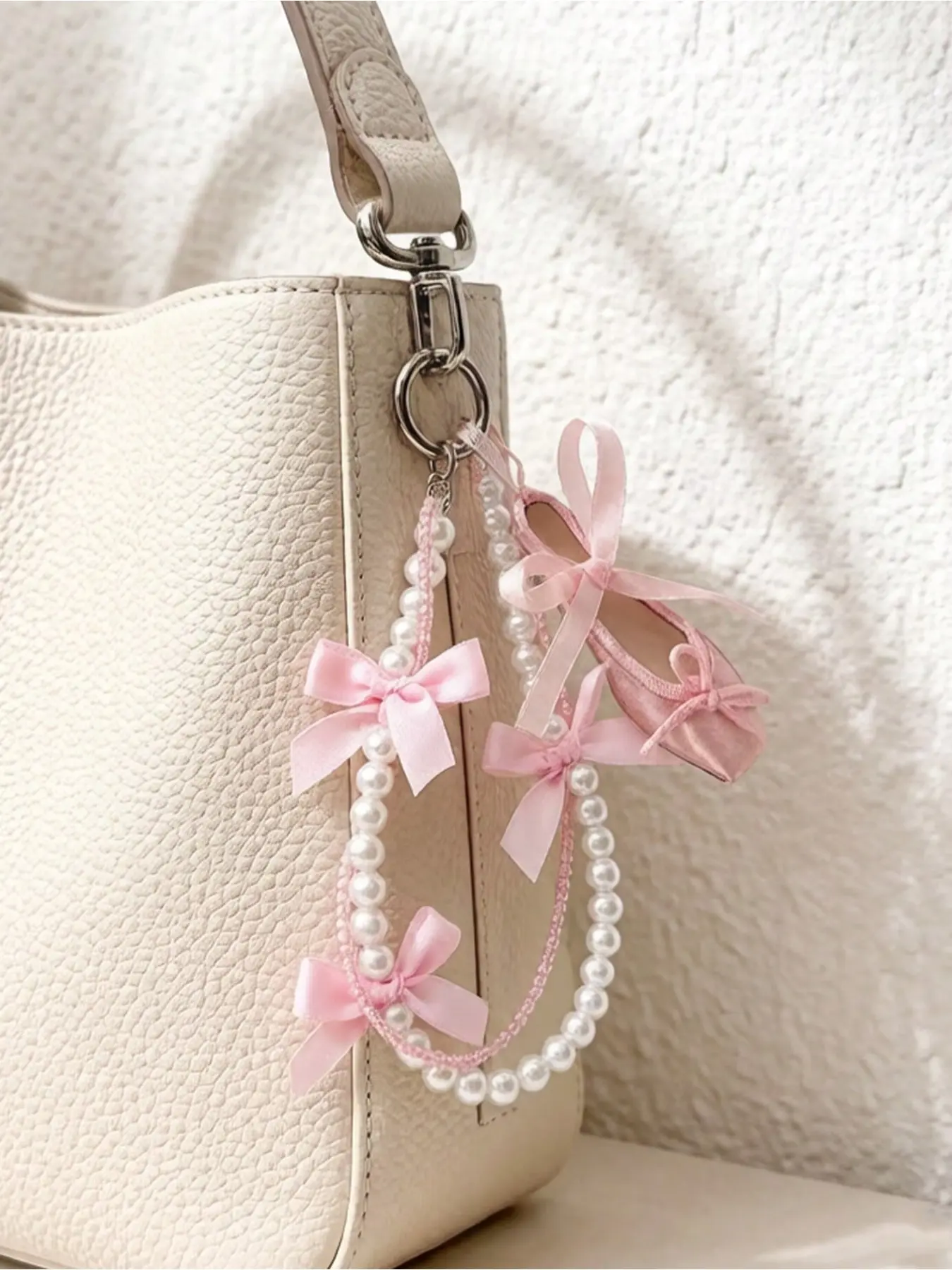 Handmade Ballet Shoe Pearl Bow Keychain, Mini Velvet Pearl Chain Keyring, DIY Adjustable, Fashion Accessory, Gift for Dancers, Travel, Holidays