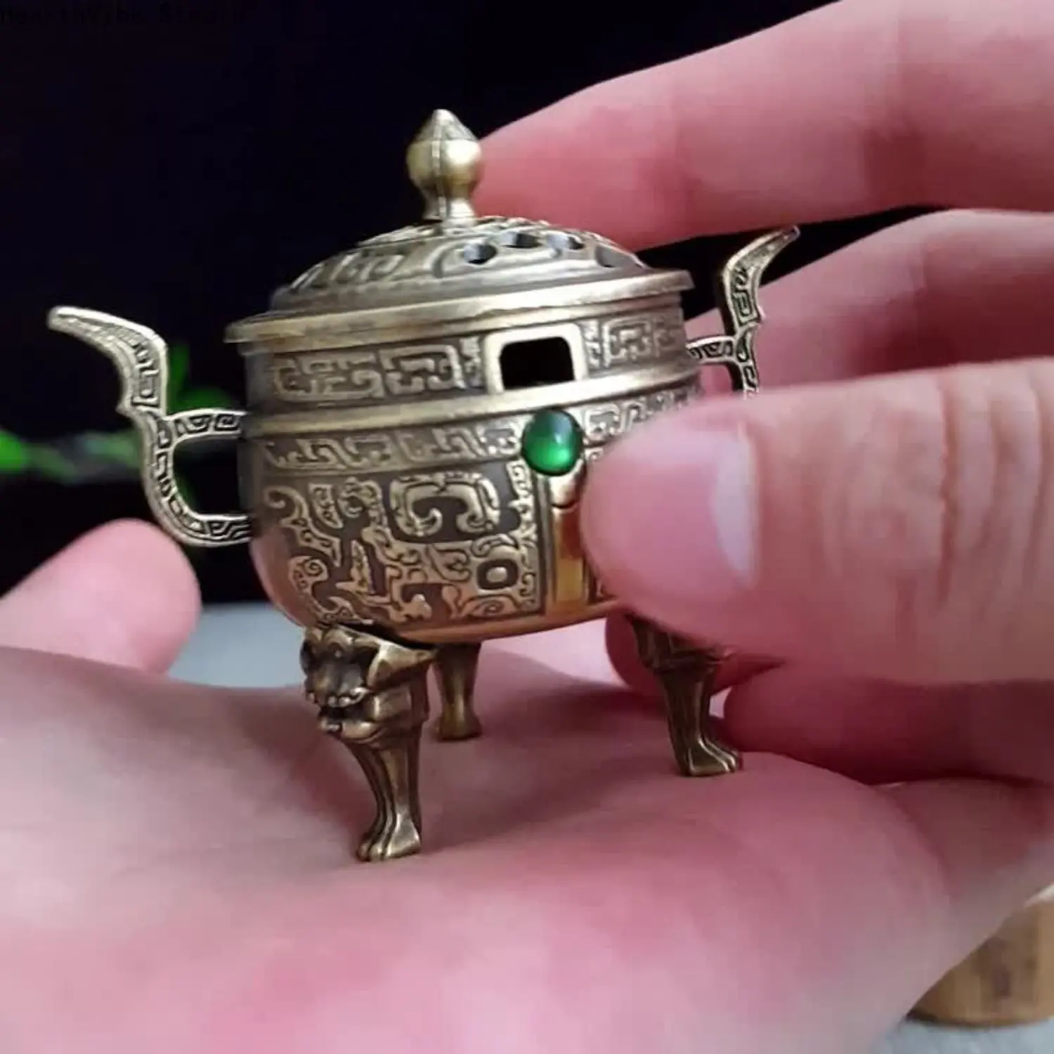 1pc, Tian Yuan Ding Incense Holder, Exquisitely Carved Alloy Incense Holder Inlaid with Green Gemstones. Suitable for Bookshelves, Home Living Rooms, Offices, and Café Decoration. Ideal for Room Tabletop Display. Suitable as an Incense Holder