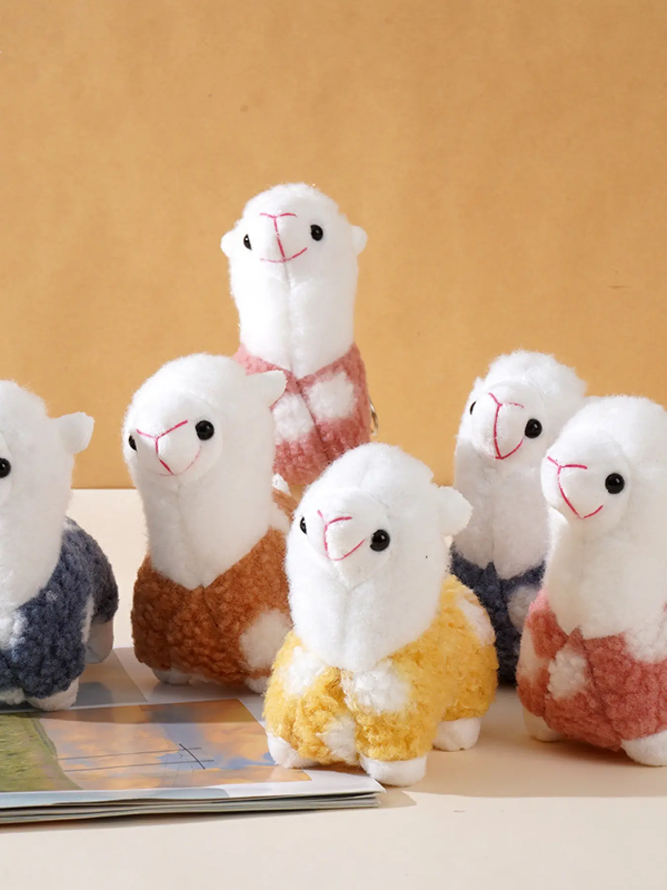 A soft and curly alpaca plush ornament, full of healing feeling, can be used to hang keys, decorate backpacks, or as a heartwarming birthday gift for friends.