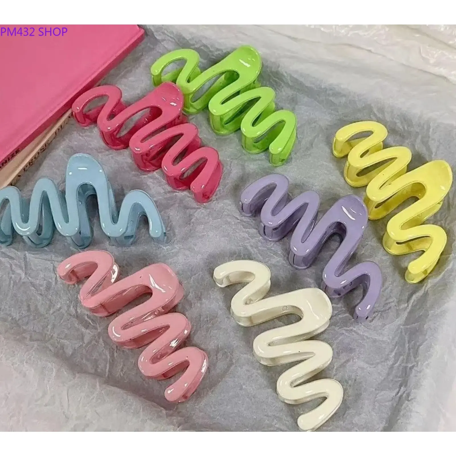Large Jelly Hair Claw Clip for Women, Wavy Curved Non-Slip Shark Clip for Thick Hair, Minimalist Daily Hair Accessory