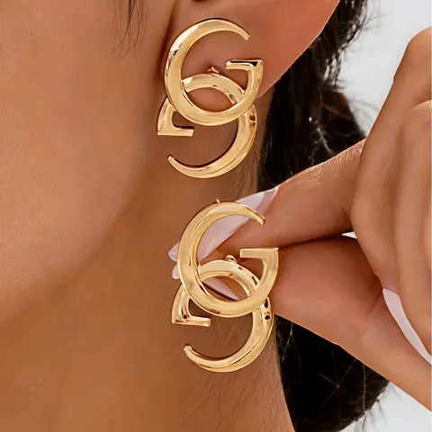 A pair of women's metal-style earrings, Good Earrings, with a double G letter overlap design, finely polished, offering a light luxury and high-end feel, suitable for daily commuting, gatherings, and parties