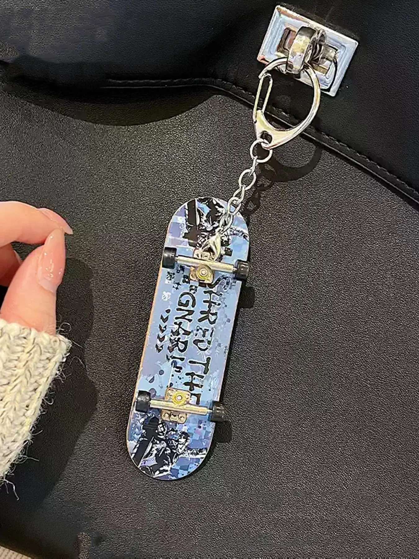 Skateboard Charm Keychain, Mini Skateboard Bag Pendant, Cool Streetwear Backpack Accessories, Keychain Charms, Key Ring Accessory, Y2K Graffiti Gift for Teens