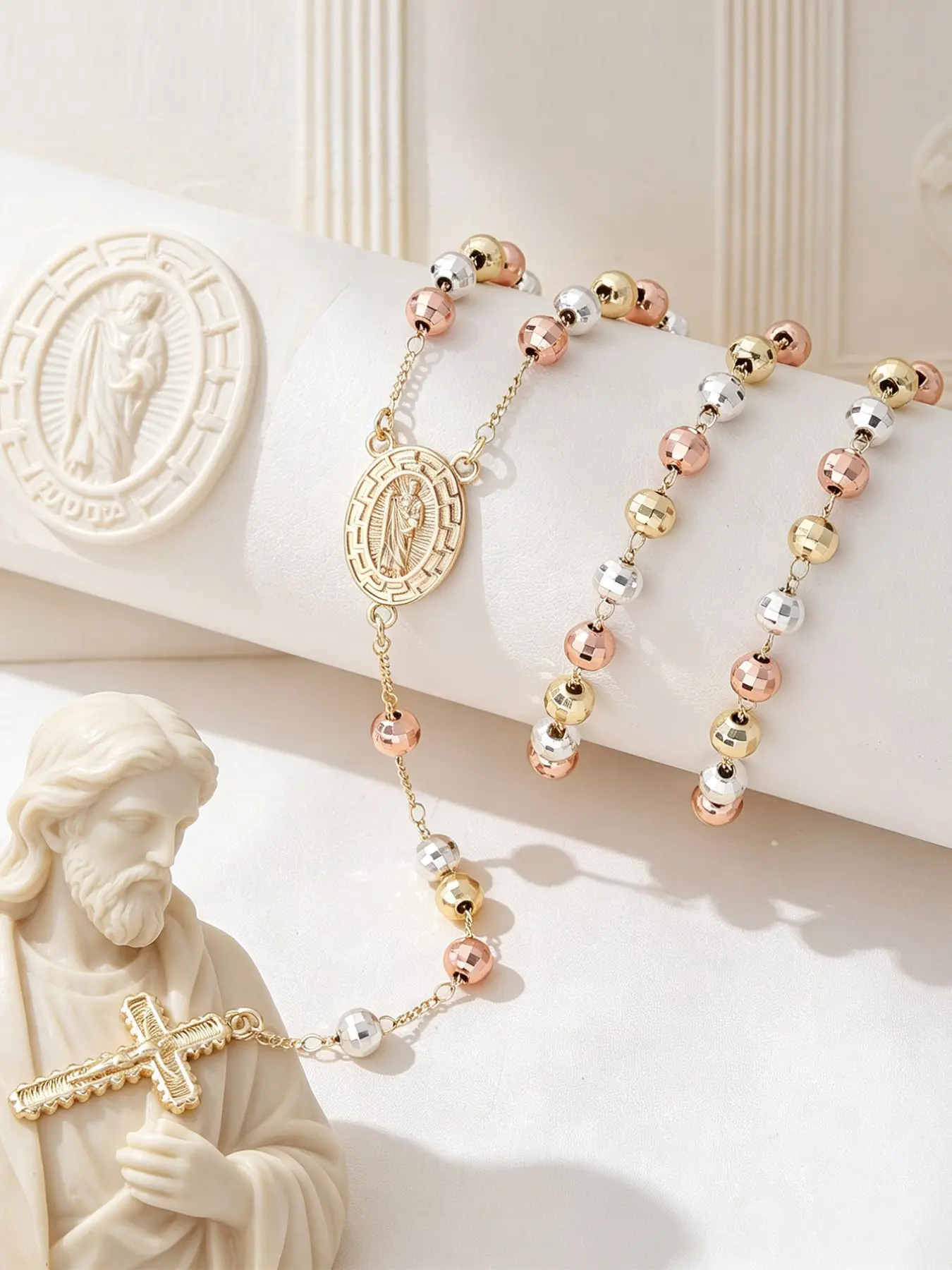 1 Piece St. Jude Rosary Necklace, Tri-Color Faceted Beads Y-Shaped Necklaces with Jesus Crucifix Pendant, Geometric & Cross Engraved Religious Medal Catholic Jewelry, Metal Prayer Beads Chain for Women, Spiritual Gift for Faithful
