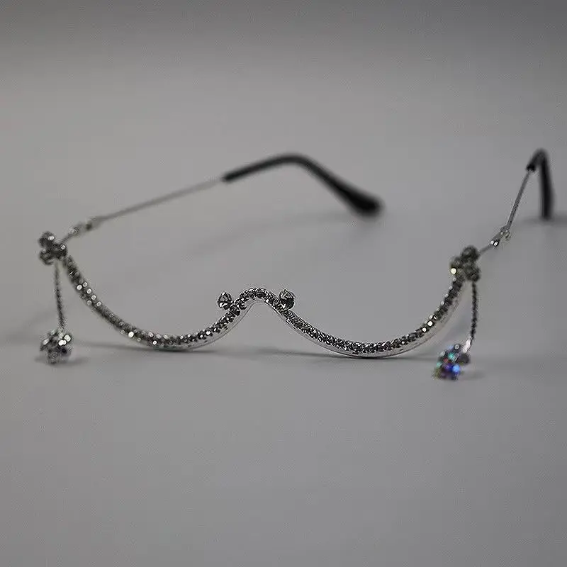 Unique lensless diamond-embellished glasses frame, a head-turning accessory for sweet and cool girls on the street, half-frame fashion ins decorative glasses