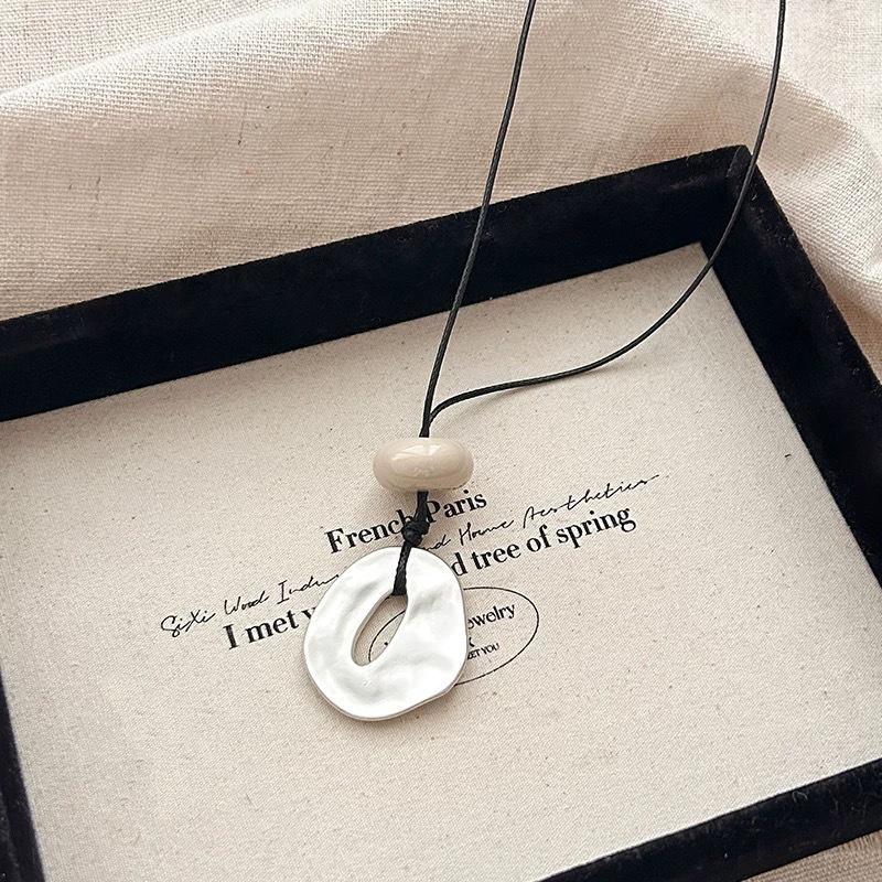 Korean InS-style simple irregular circle pendant long necklace, a niche design for women, versatile sweater chain necklace