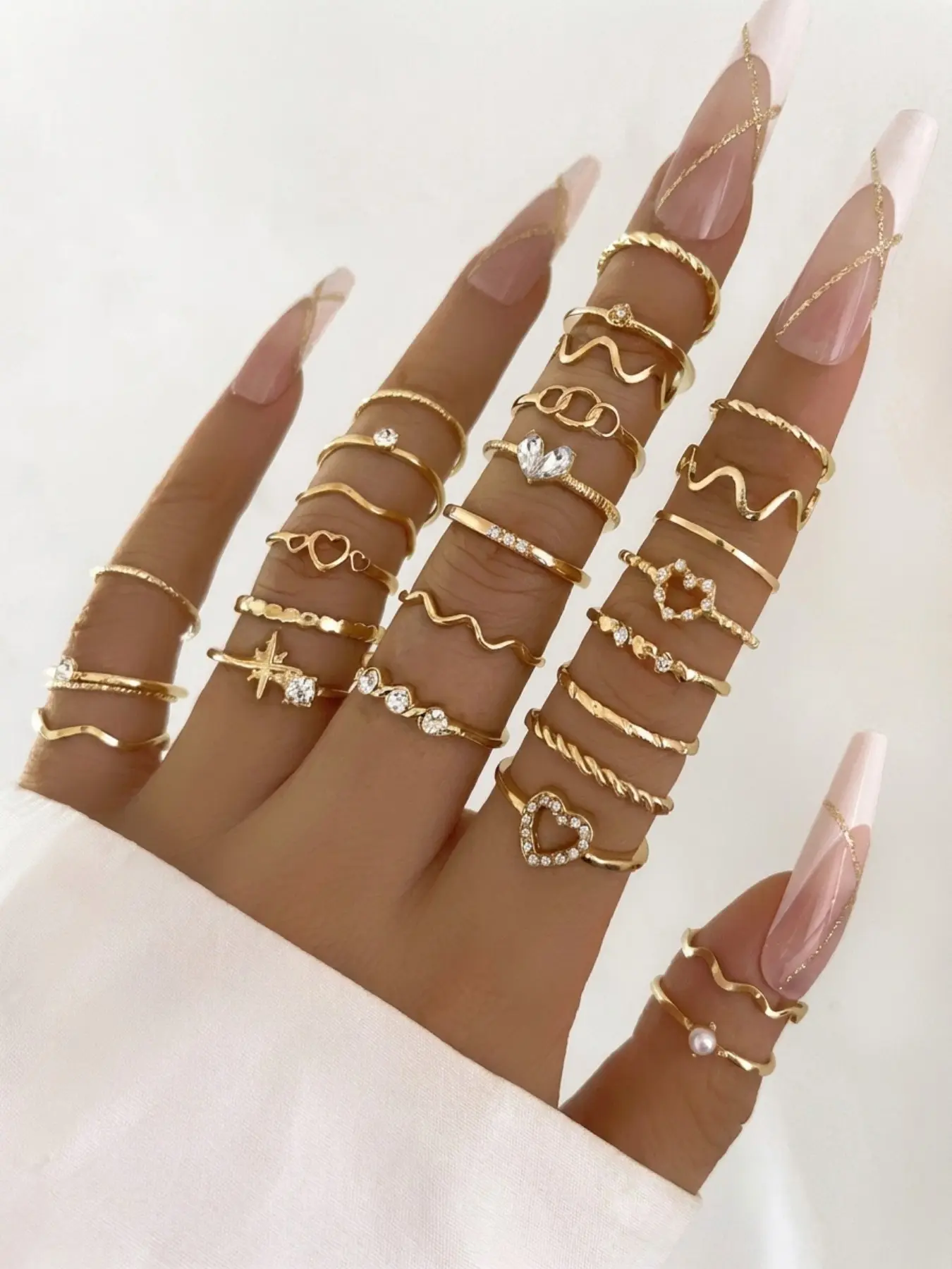 28 Pcs Y2K Dainty Gold Stackable Ring Set, Sweet‑Girl Aesthetic, Wavy Hollow‑Out Heart Starburst Lock Rhinestone Pearl Mixed Thin Band Rings, Heart Design Ring, Finger Jewelry For Women Daily Date Party Multi‑Finger Stacked Outfit