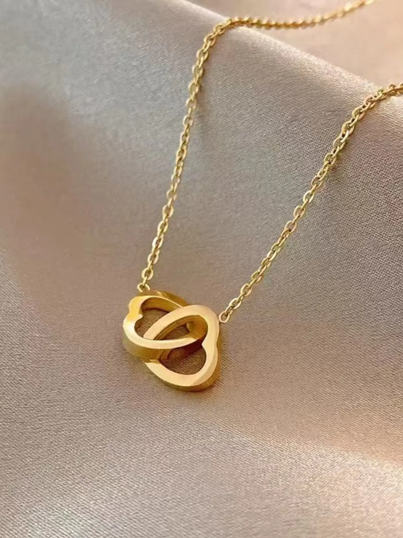 Double Ring Interlocking Necklace for Women, Versatile Heart Design, Lockbone Chain Pendant, Elegant Jewelry Accessory